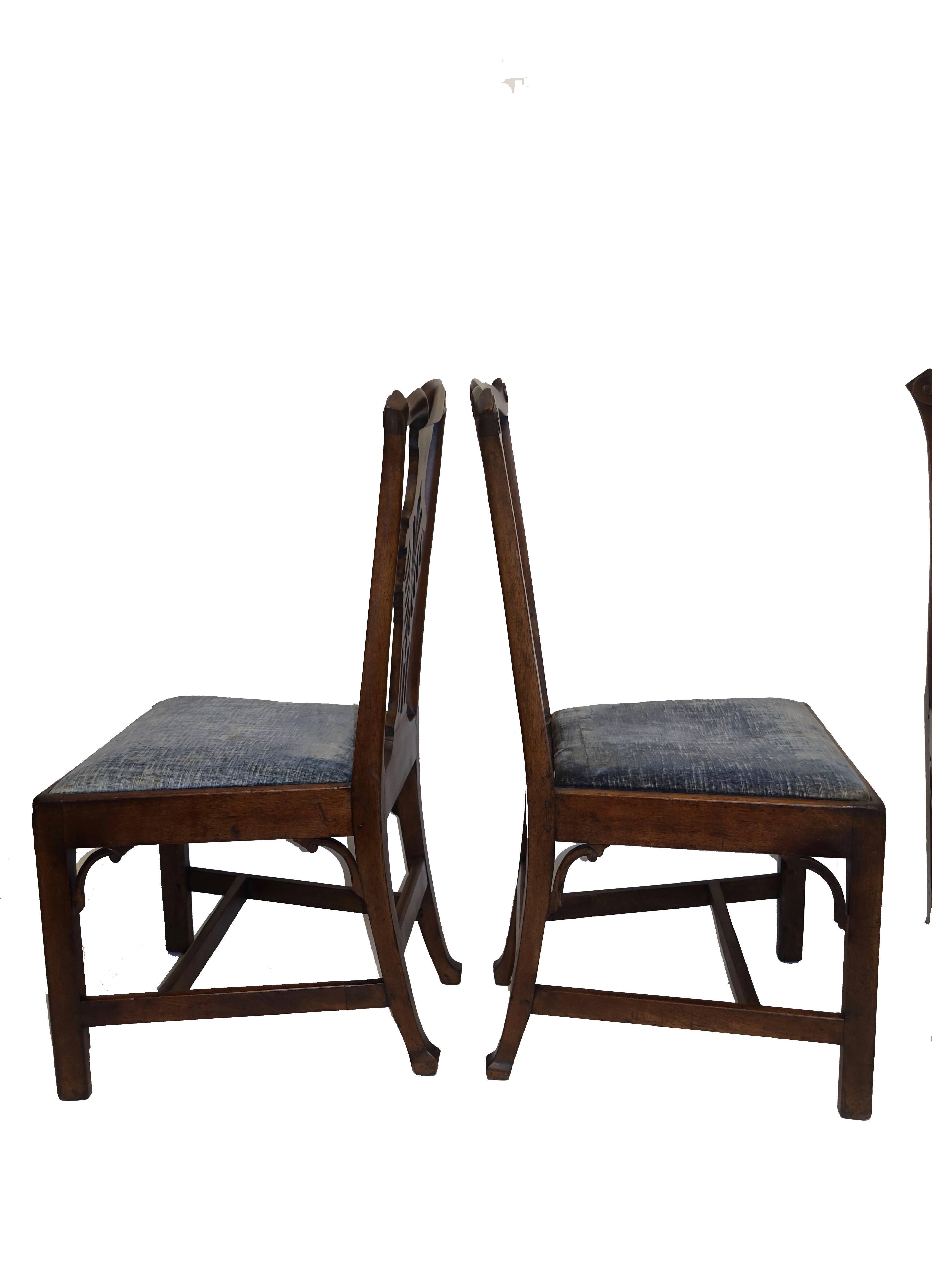 19th Century Set of Six Chippendale Style Walnut Dining Chairs circa 1800