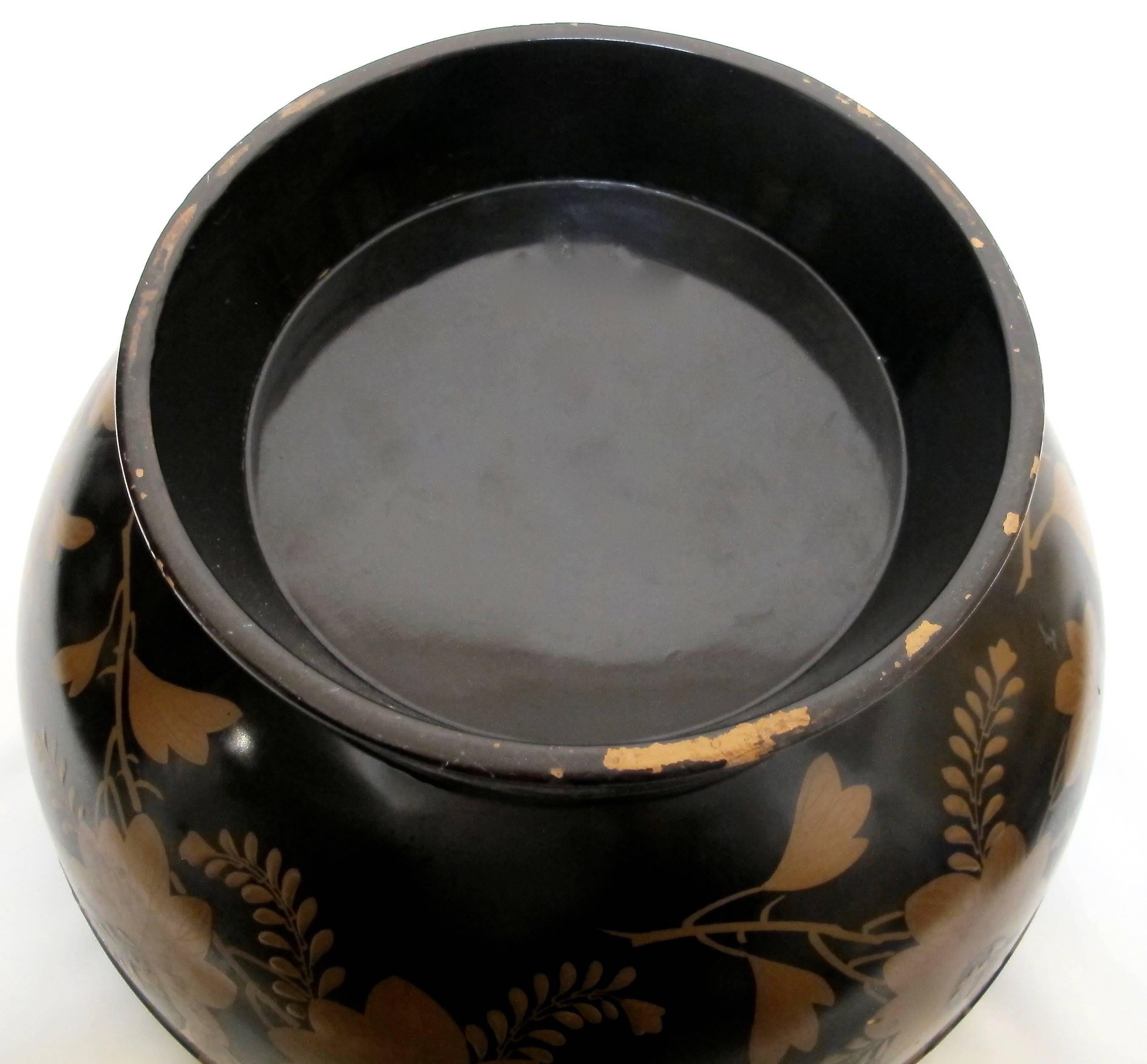 Japanese Meiji Period Lacquered Lidded Bowl For Sale 3