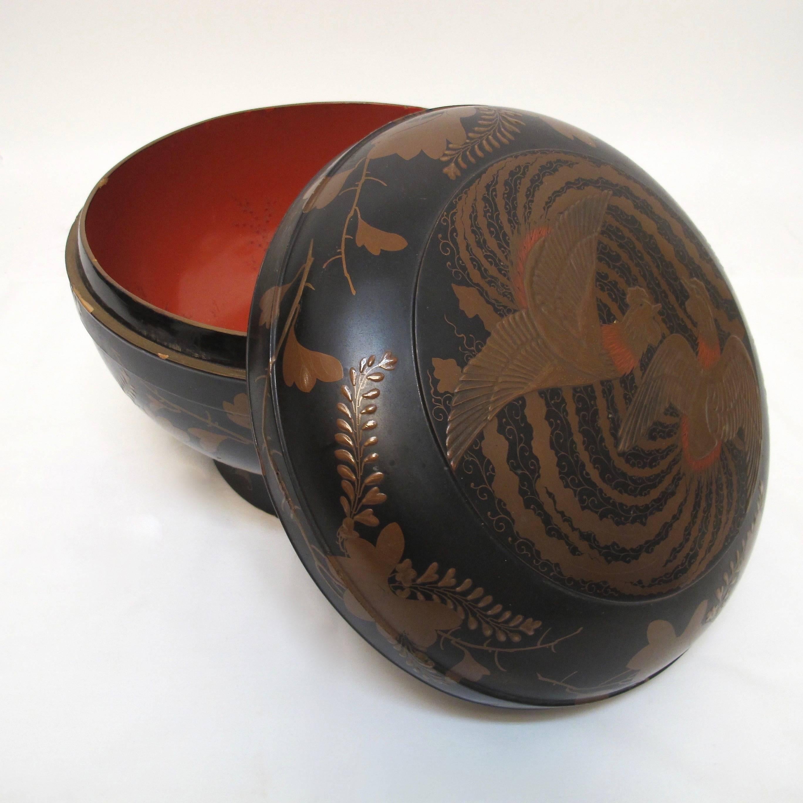 Hand-Painted Japanese Meiji Period Lacquered Lidded Bowl For Sale