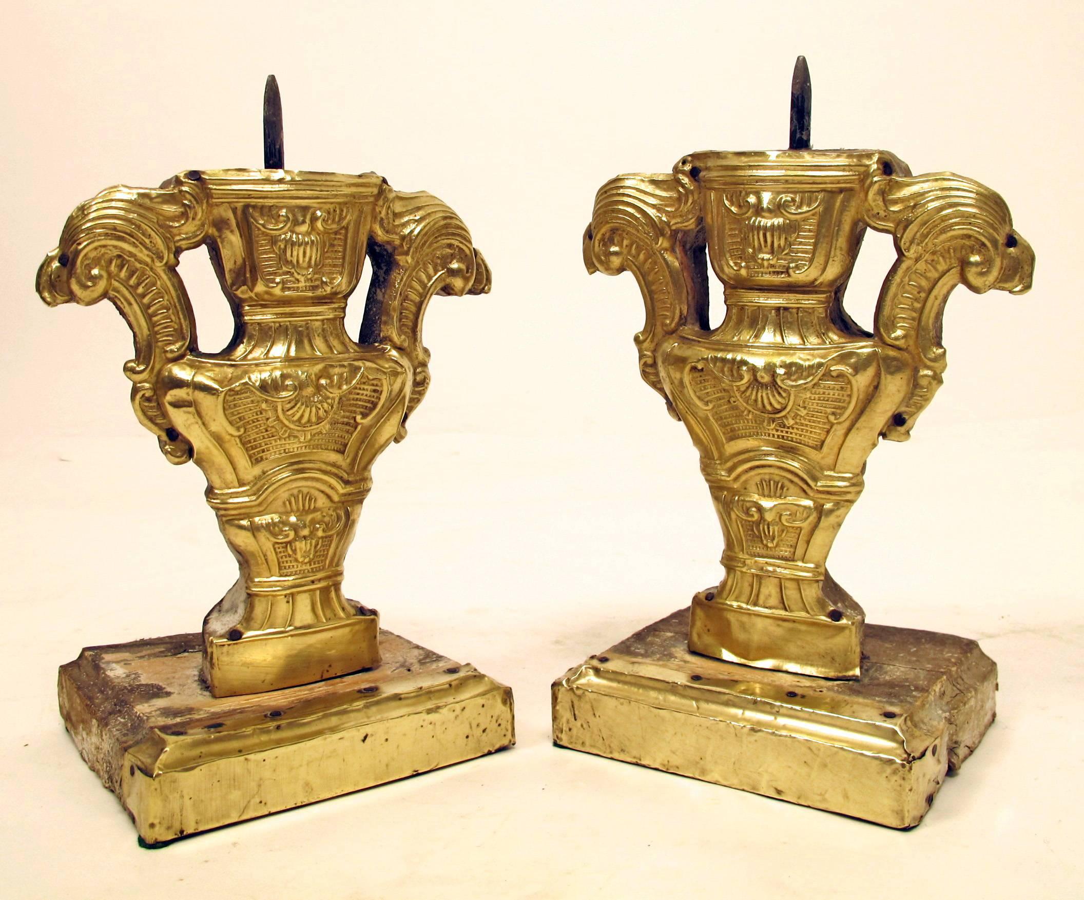 Barocco Coppia di candelabri a grillo in legno e ottone del XVIII secolo in vendita