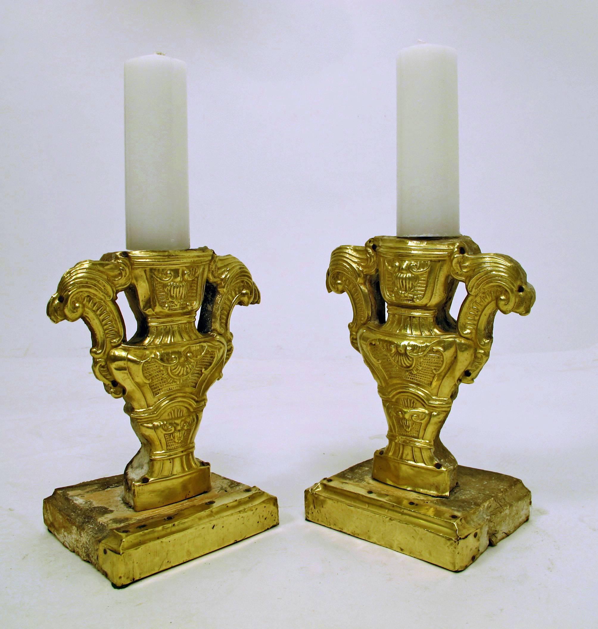 Paar italienische Pricket-Kerzenhalter aus Holz und Messing aus dem 18. Jahrhundert im Angebot 1