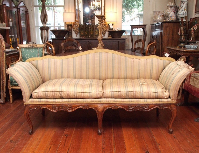 Pair of Italian Rococo Divani or Settees In Good Condition For Sale In New Orleans, LA