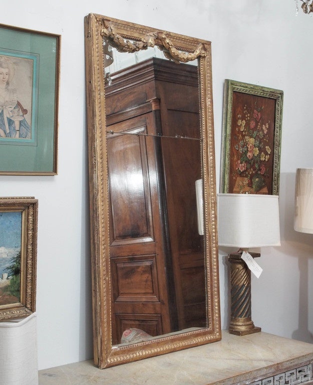 Giltwood Neoclassical Mirror with Garland Swags In Good Condition For Sale In New Orleans, LA