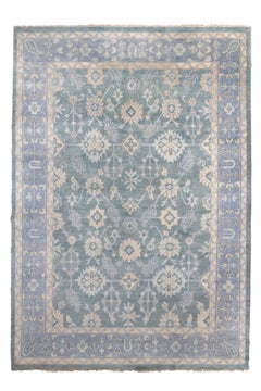 Tapis Oushak surdimensionné, noué à la main, dans des tons de bleu tendre, sauge et ivoire