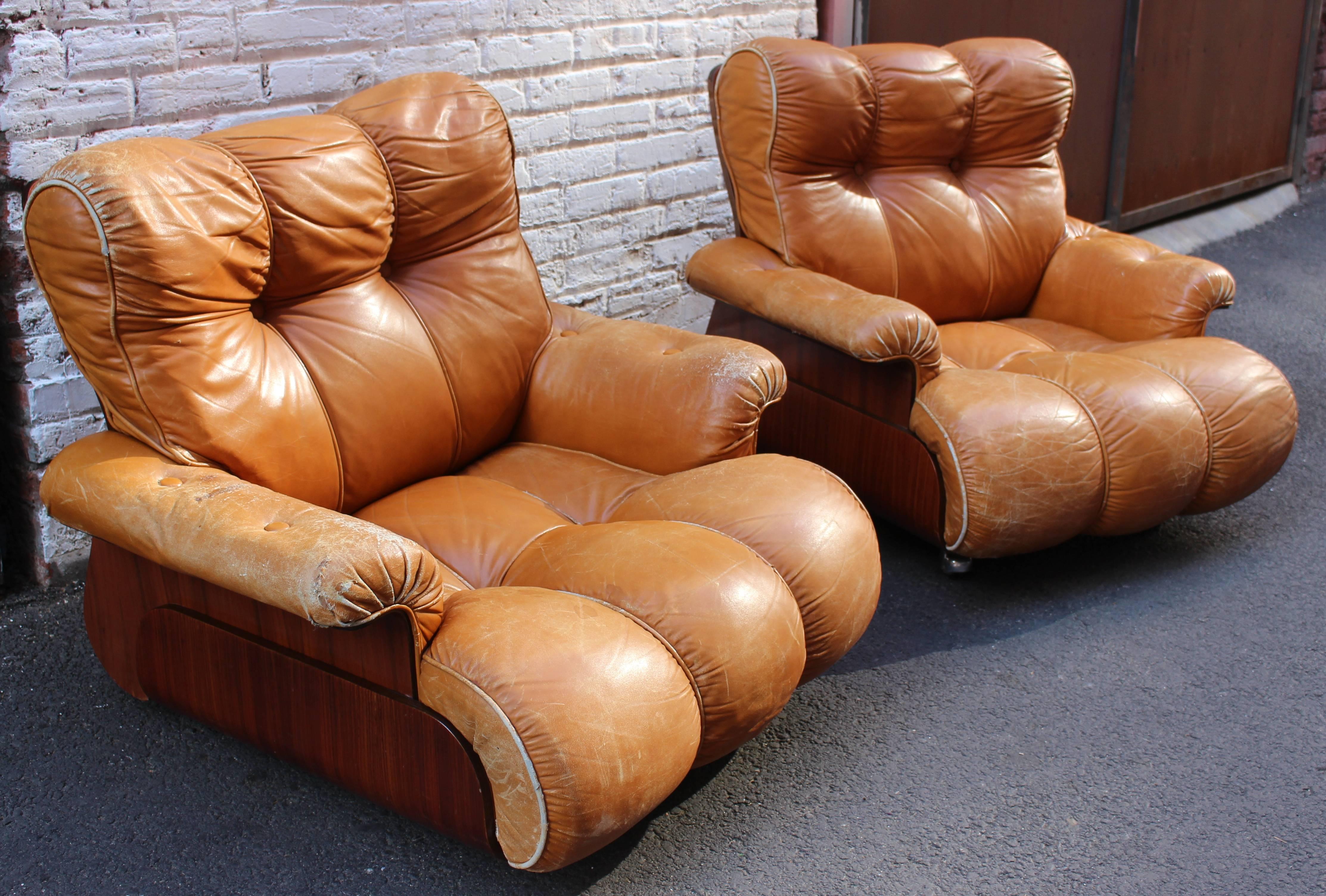 1970s Brazilian pair of leather lounge chairs. Brazilian cherry wood base and very comfortable. 

Pls note: Item is located in Beverly Store
7274 Beverly Blvd 
Los Angeles, CA 90036
