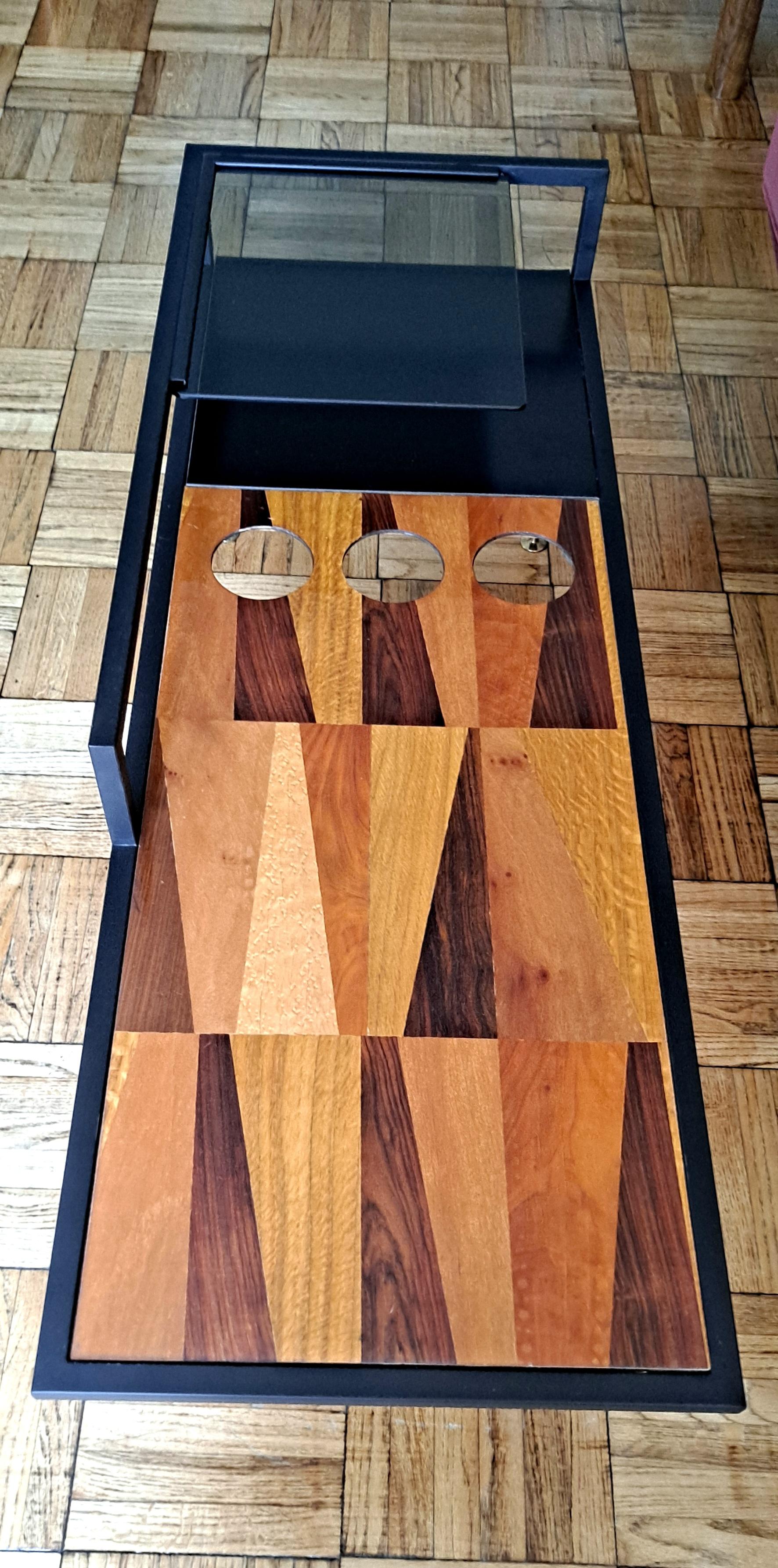 Table cocktail-café, bois Inline, verre fumé. Base en métal noir avec les pieds en laiton. Design/One par Gimo Fero, artiste italien chevronné. La deuxième hauteur de l'étagère en verre est de 19,5 pouces.


