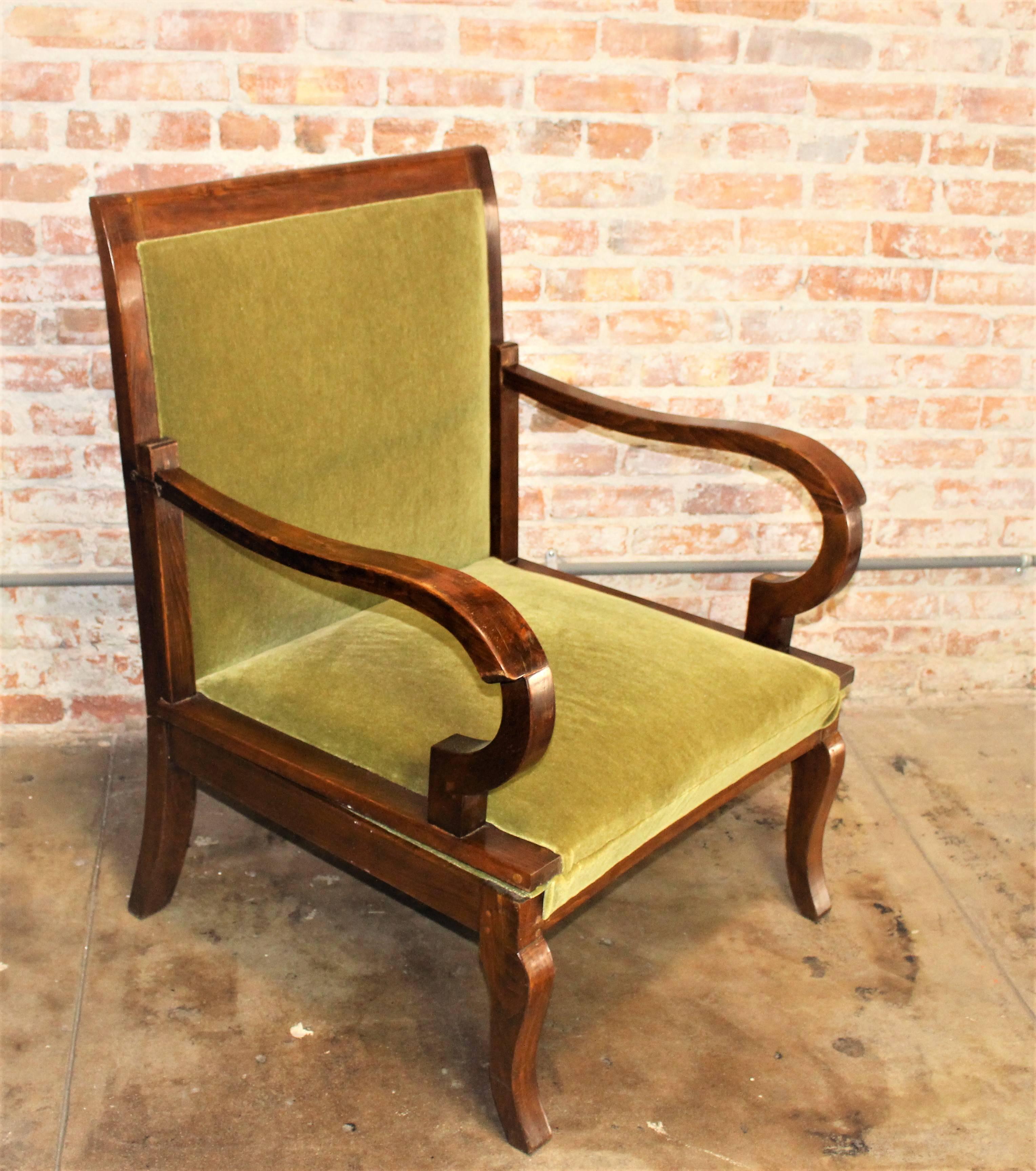Französischer Art-Déco-Stuhl. Nussbaum Rahmen Französisch polieren Finish und neue Polsterung grün Mohair. Der Stuhl lässt sich in ein Tagesbett umwandeln. Der Stuhl wurde um ca. 75 Zoll verlängert. 
