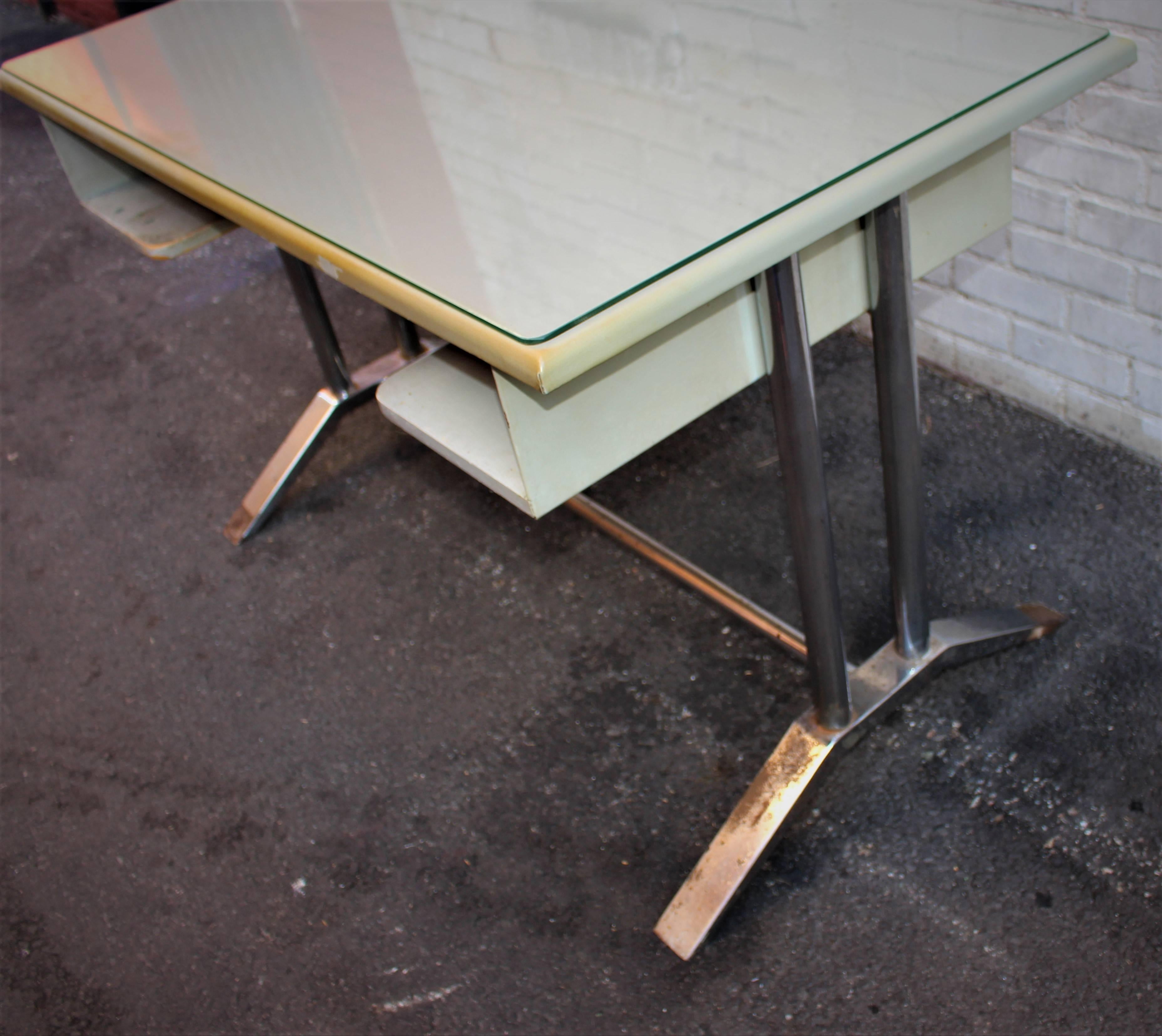 Mid-Century moderno Scrivania in metallo Poli in vendita