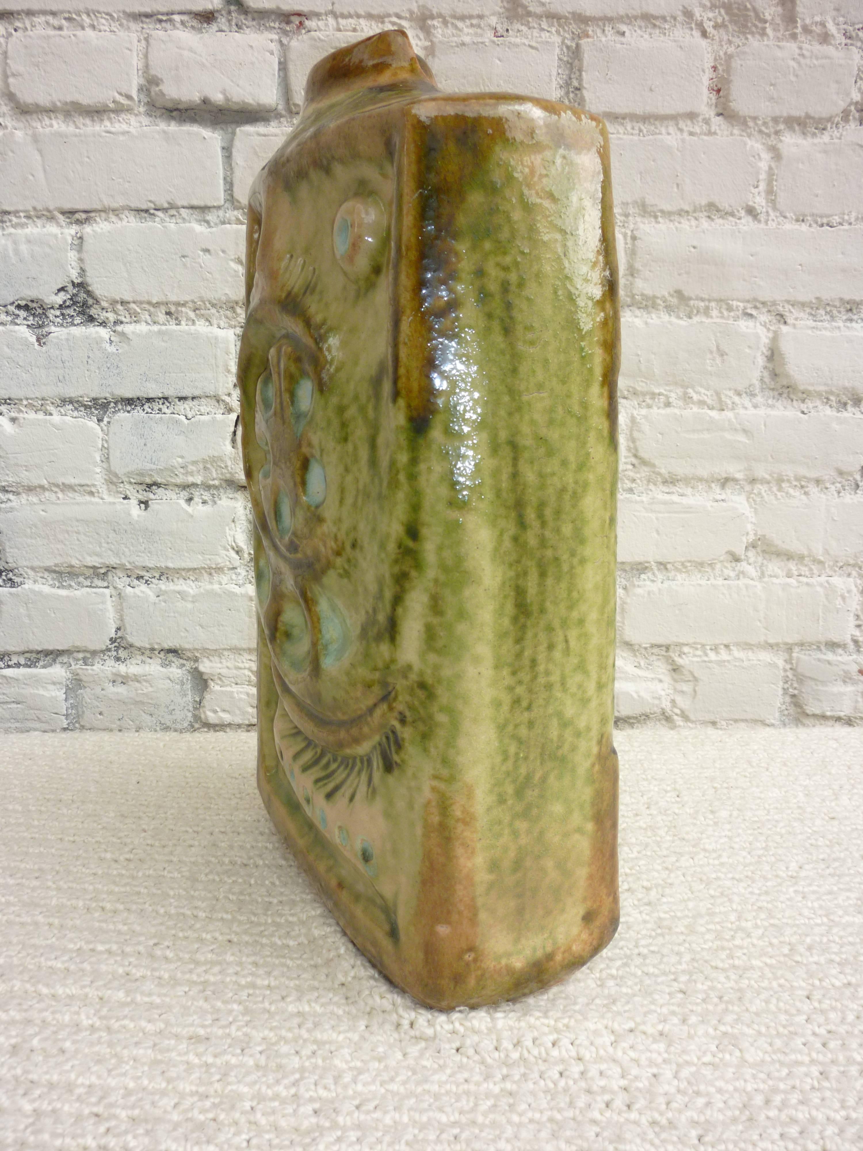 Vaso Zsolnay di metà secolo
La fabbrica Zsolnay fu fondata da Miklós Zsolnay (1800-1880) a Pécs, in Ungheria, per produrre gres e altre ceramiche nel 1853. Nel 1863, suo figlio Vilmos Zsolnay (1828-1900) si unì all'azienda e dopo alcuni anni ne