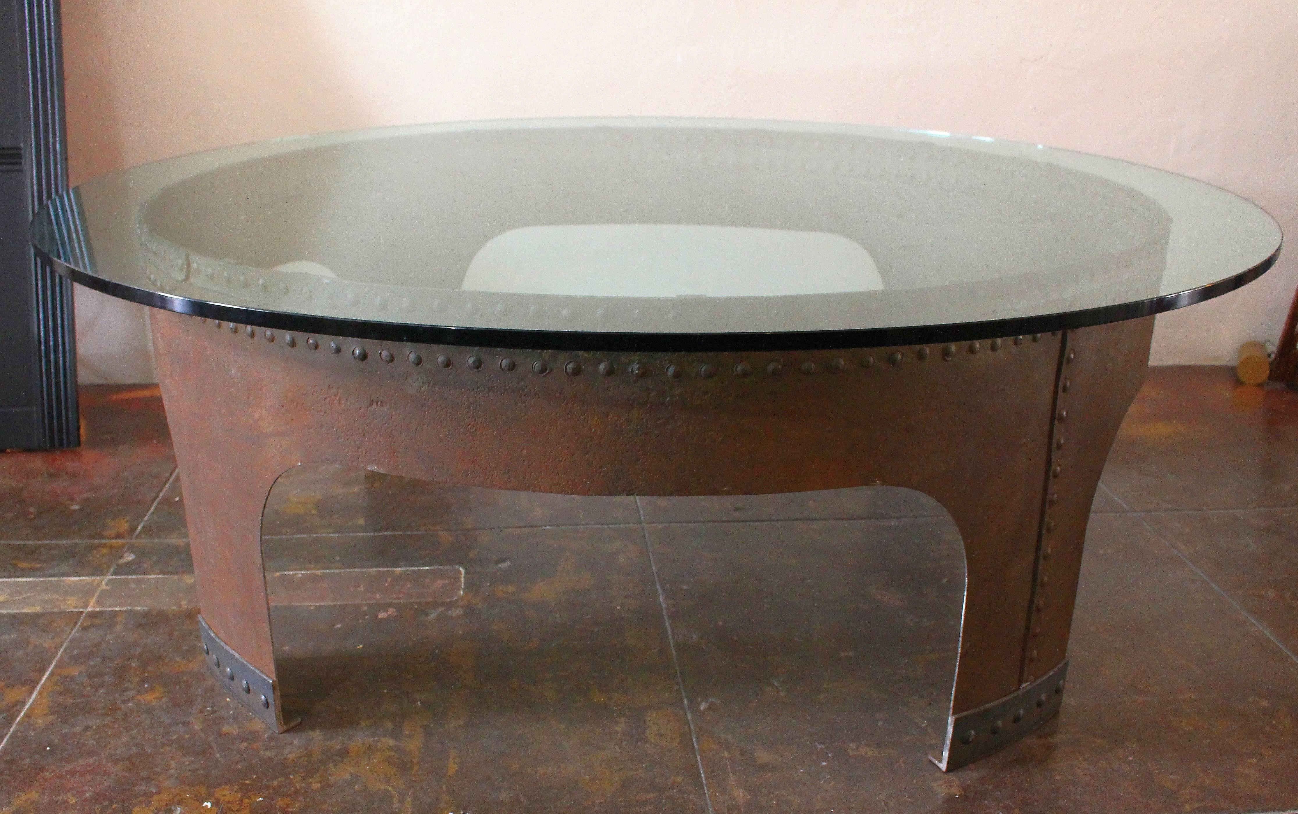 1970er Jahre Schöpfung von Gimo Fero, einem Künstler aus Venation. Rundes 3/4-Zoll-Glas auf militärischem Eisensockel von 1918, hergestellt von einem Kunstschmied. Der Tisch ist mit zehn Industriehockern im Originalzustand umgeben. Der Tisch kann