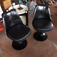 Pair of Eero Saarinen Knoll Tulip Chairs, Black Swivel Frame and Leather Seat