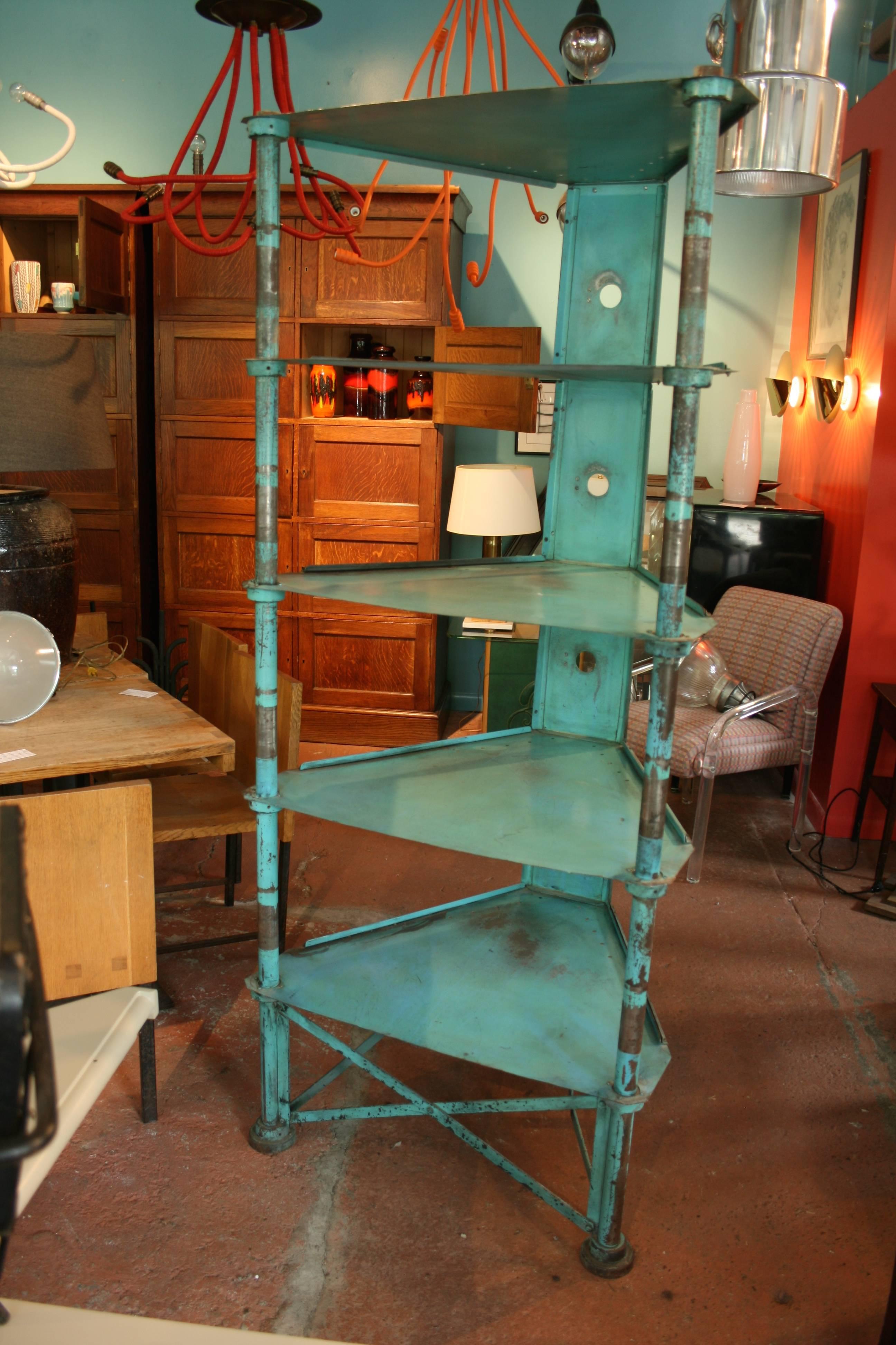 Etagere en métal français en peinture turquoise d'origine ; peut être une étagère d'angle ou indépendante.
Avantgarden Ltd. cultive un éclairage, un mobilier et un design inattendus et exceptionnels.  Pour voir les articles en personne, veuillez