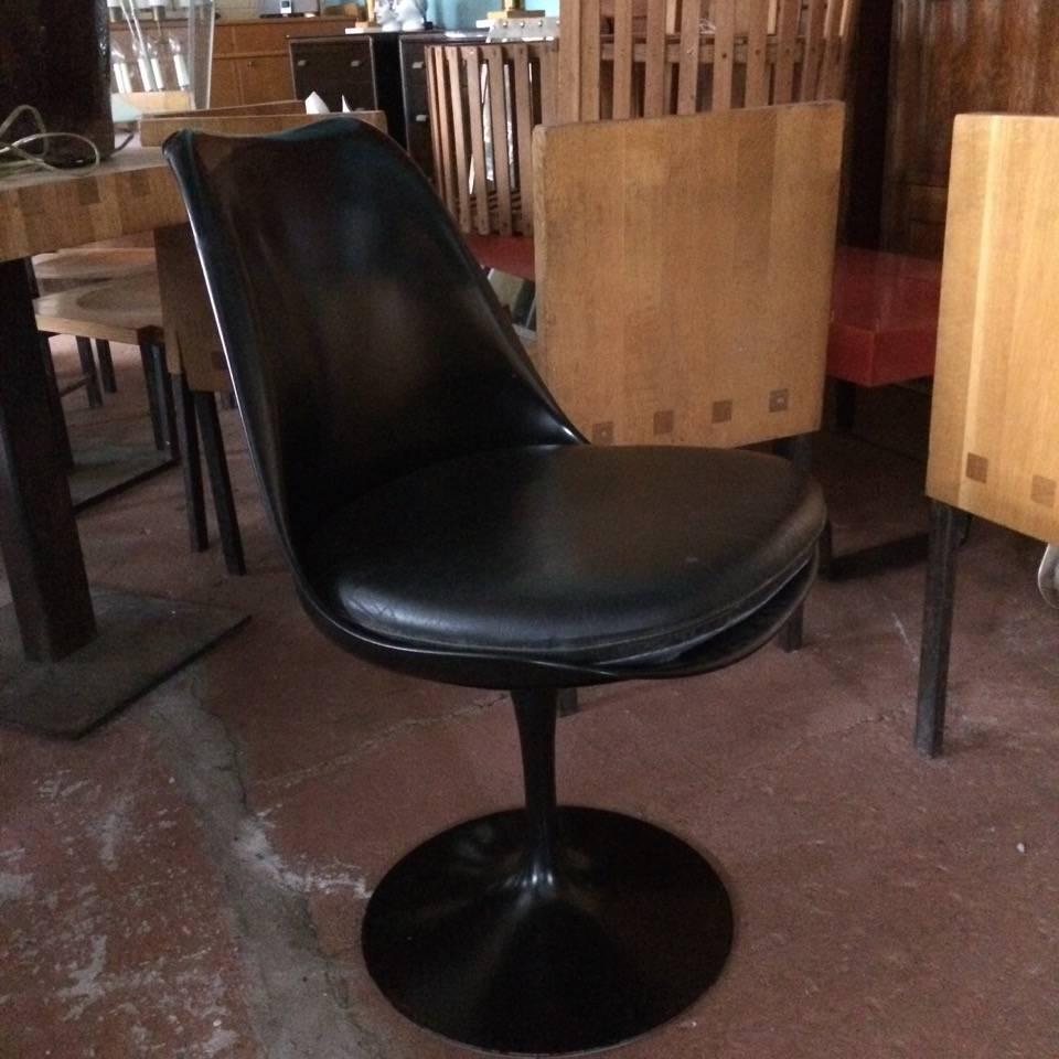 American Pair of Eero Saarinen Knoll Tulip Chairs, Black Swivel Frame and Leather Seat