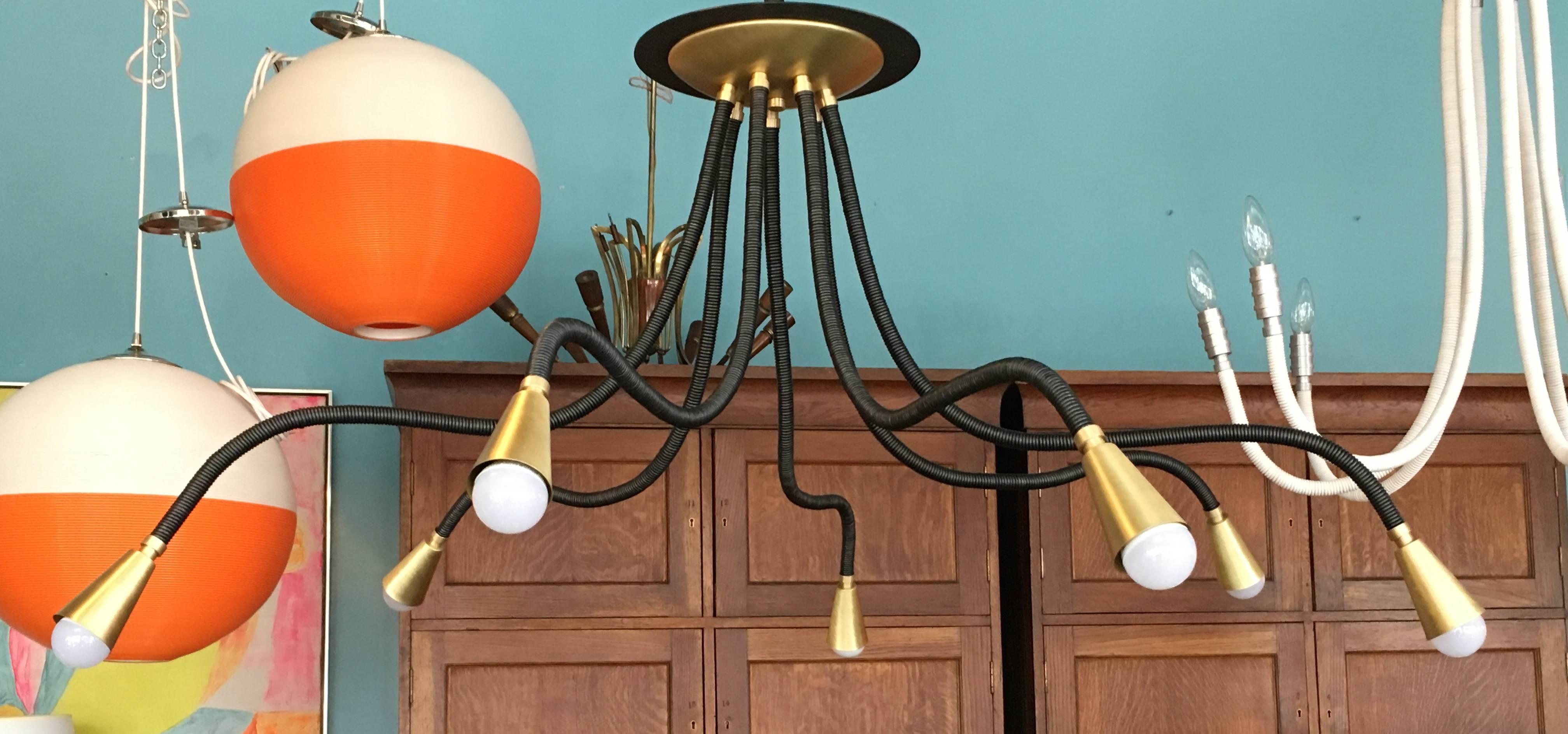 Lampadario da soffitto a sette bracci flessibili a meandro in morbida pelle nera con accessori in ottone spazzolato. Le braccia flessibili permettono di assumere infinite pose; modellalo come vuoi.
Sono disponibili colori, dimensioni e opzioni
