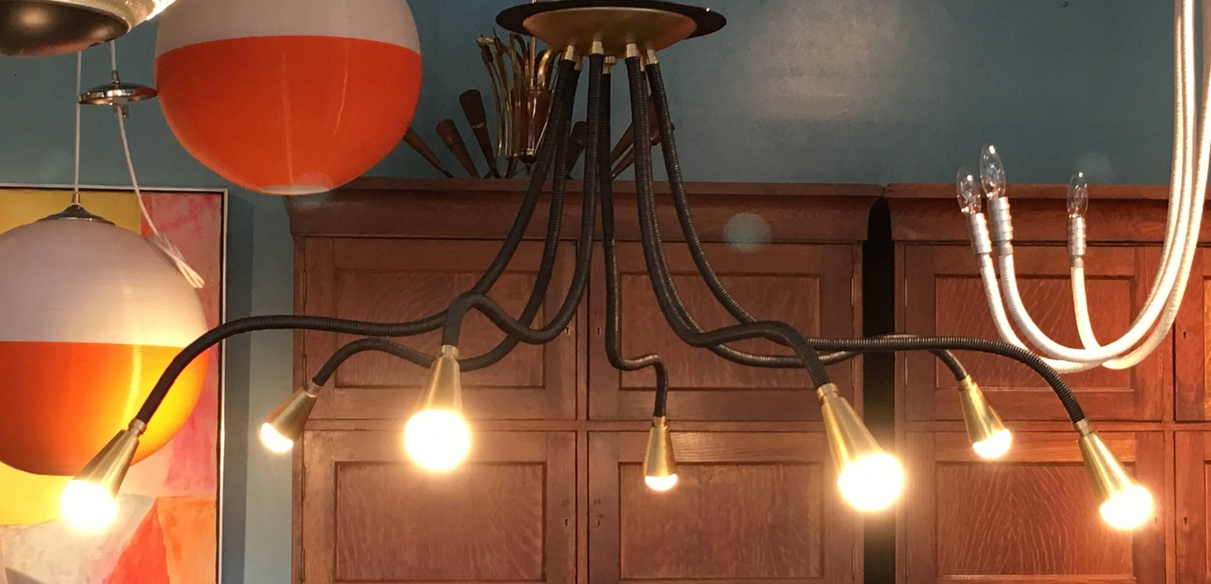 Americano Lampadario Meander in pelle e ottone con bracci flessibili in vendita