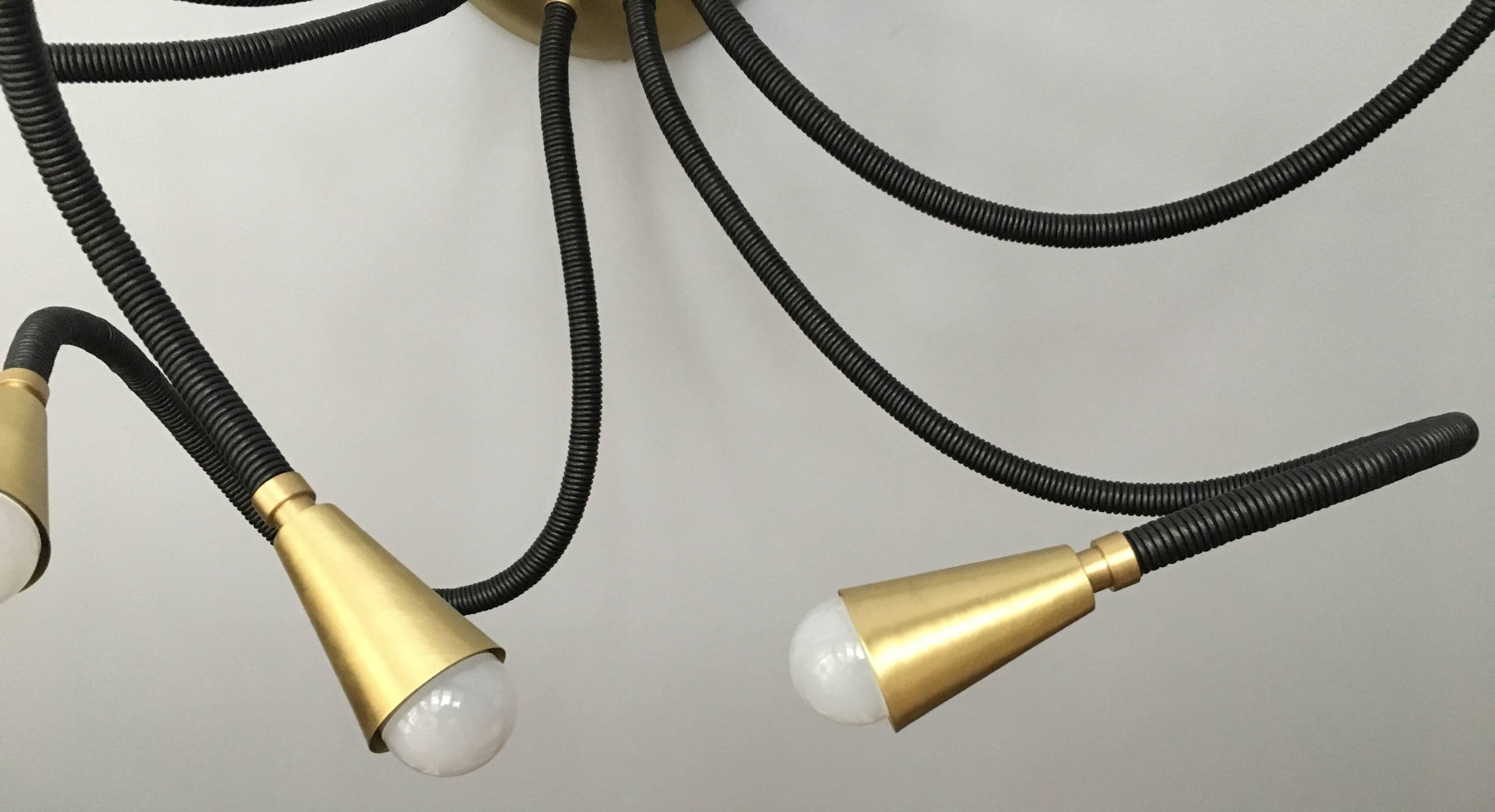Lampadario Meander in pelle e ottone con bracci flessibili In condizioni ottime in vendita a Pound Ridge, NY