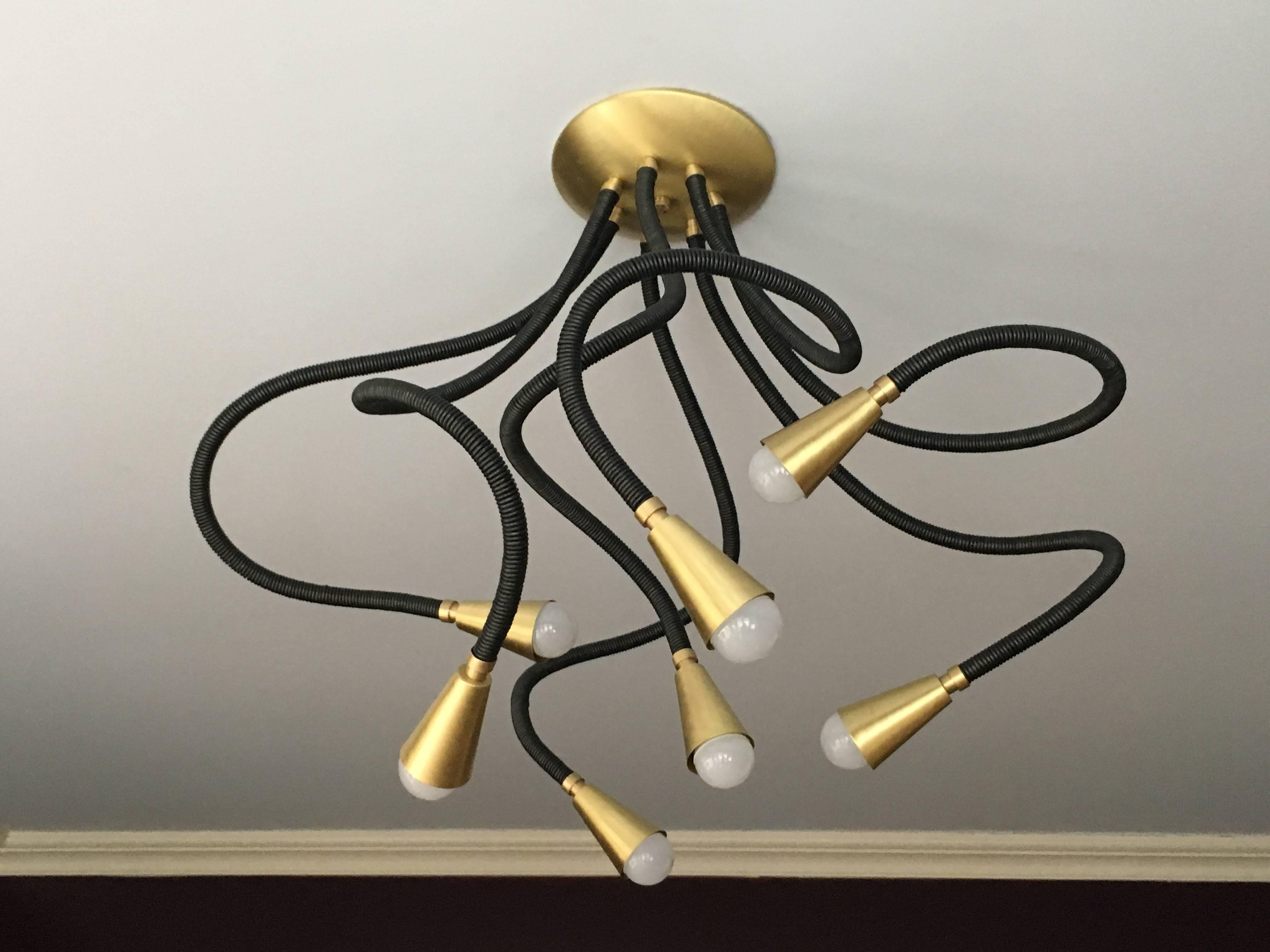 Organico moderno Lampadario Meander in pelle e ottone con bracci flessibili in vendita