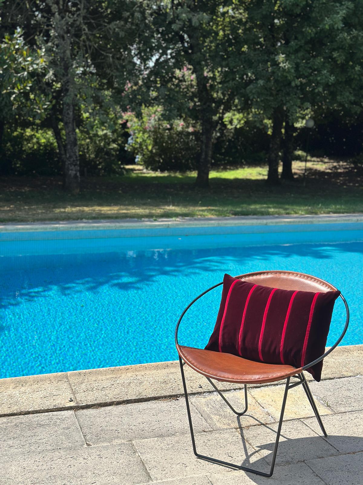 Portugais AMAZONITE Oreiller décoratif de luxe en velours rayé brun et bleu fait main en vente