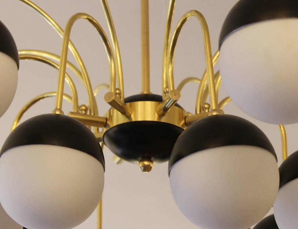 Large Sixteen-Globe Stilnovo Attributed Chandelier, Italy, 1960s In Excellent Condition In New York, NY