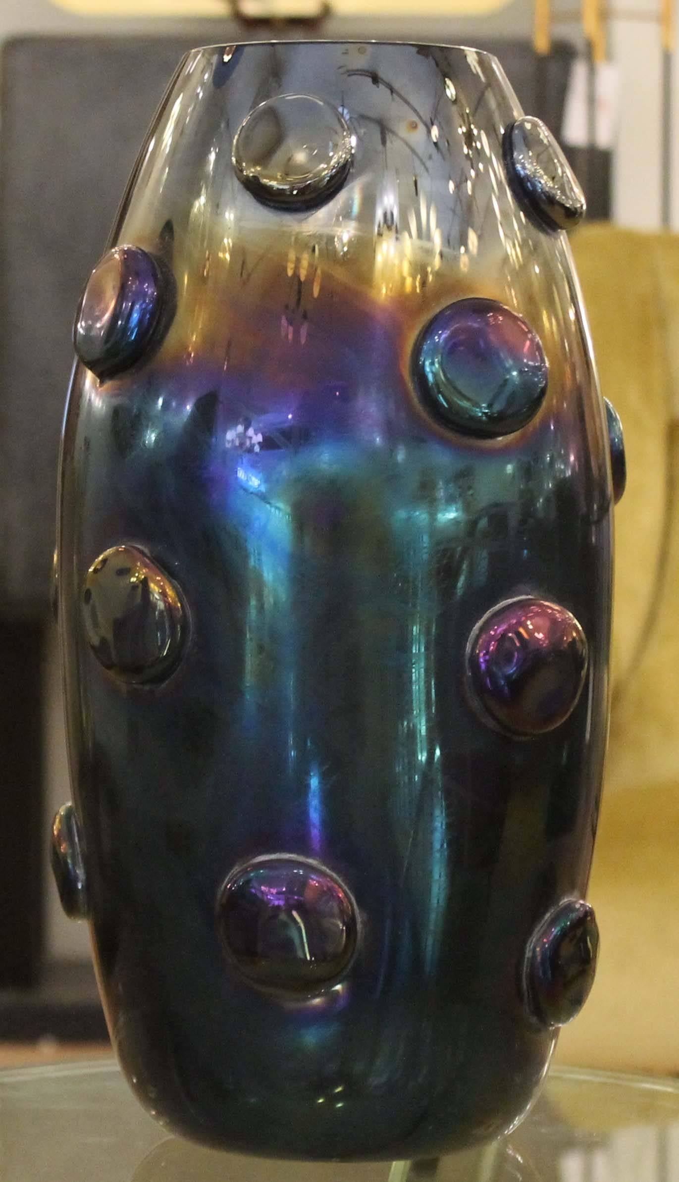 Vase irisé à l'aspect mystérieux réalisé par le souffleur de verre de Murano Alberto Dona.
Signé en bas.