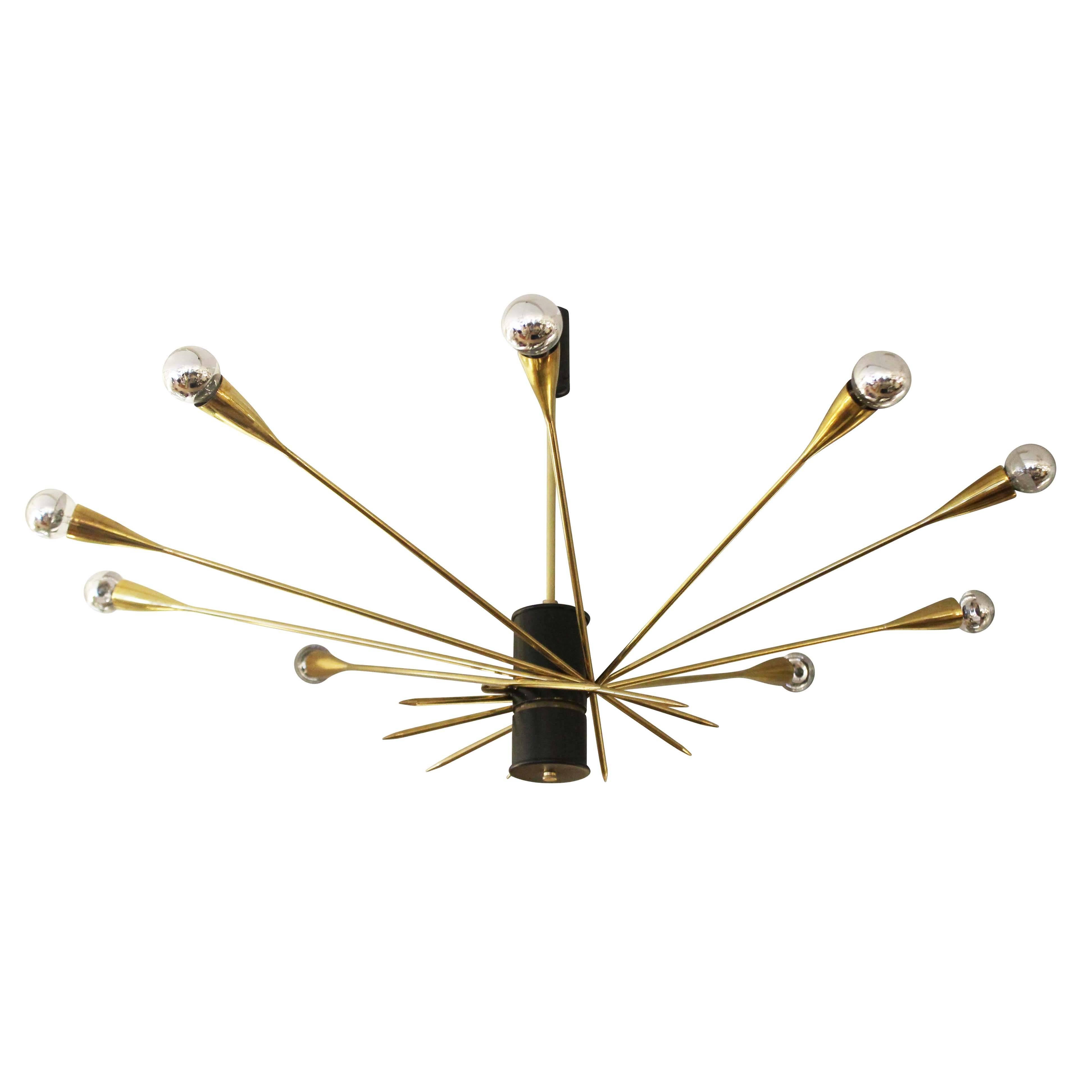 Elegant chandelier with ten spiked arms ending in a light bulb. The chandelier is entirely made in brass with the main cylinder painted black. The high quality of craftsmanship and some of the hardware details strongly point to Stilnovo being the
