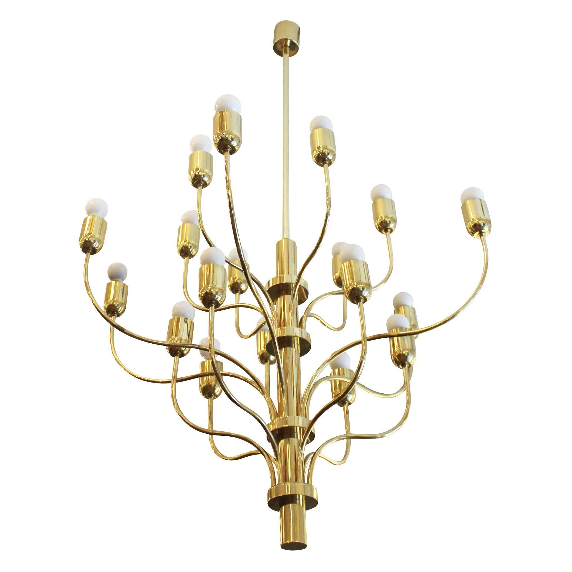 The narrow and curvaceous brass arms give this fixture a light and movement rich feel. With 18 regular sockets it is ideal for illuminating any space. The height of the stem can be adjusted upon request at no additional cost.
