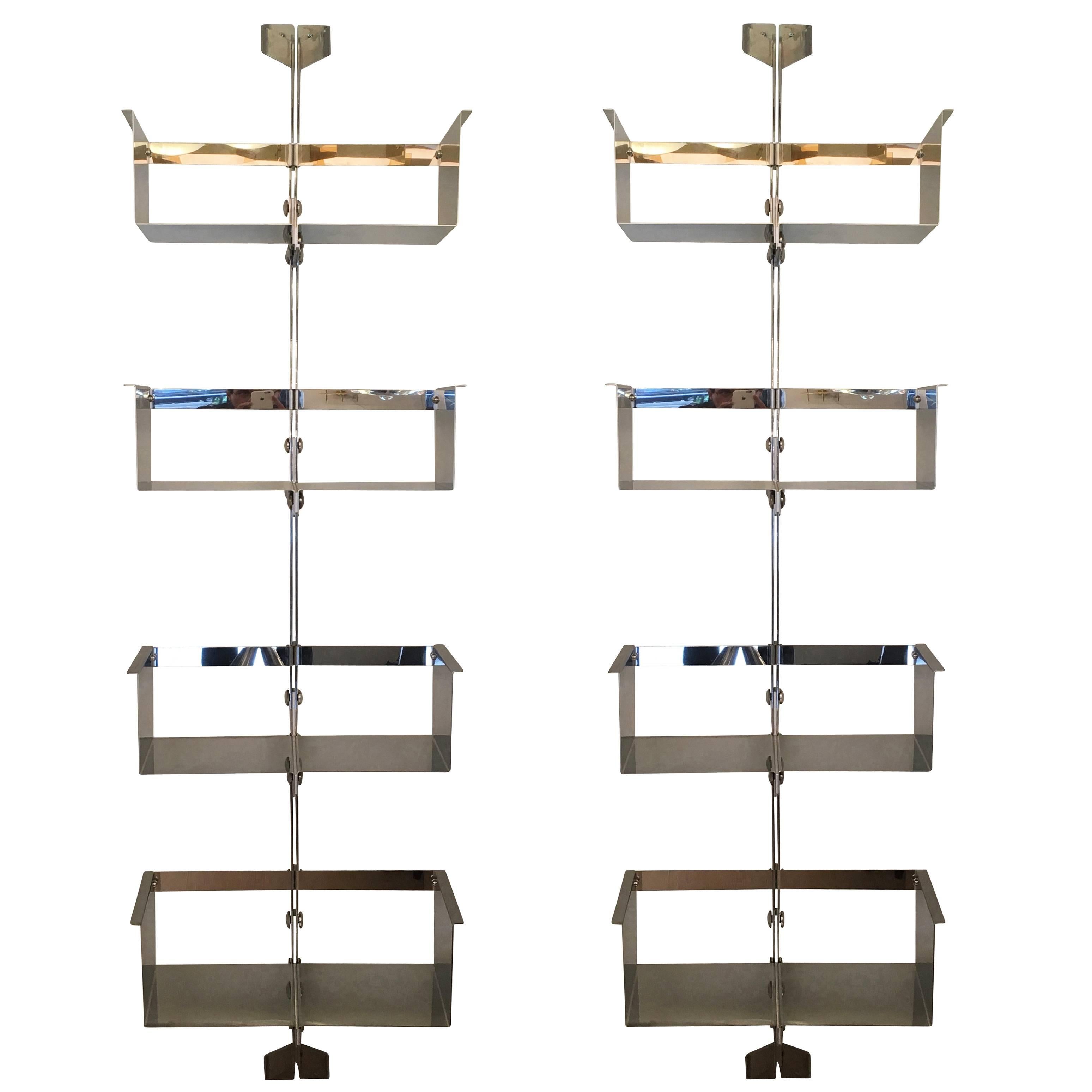 Saporiti shelving unit designed by Vittorio Introini in the late 1960s. Chrome plated steel. Has four adjustable shelves.
