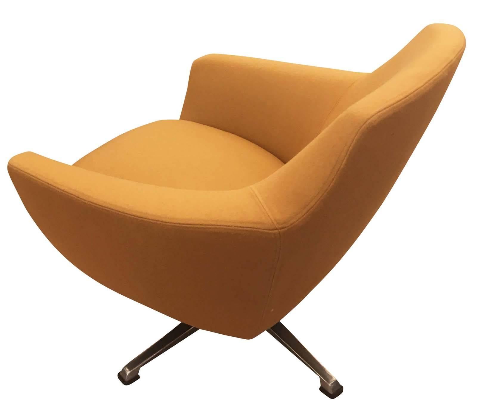 Mid-Century Modern Italian Mid-Century Swivel Chair