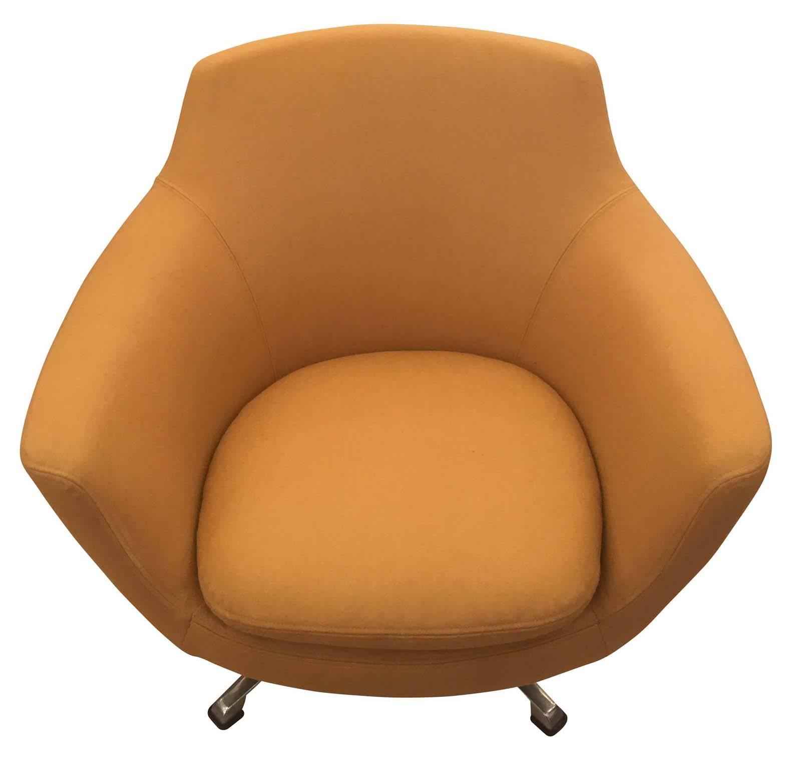 Italian Mid-Century Swivel Chair In Excellent Condition In New York, NY