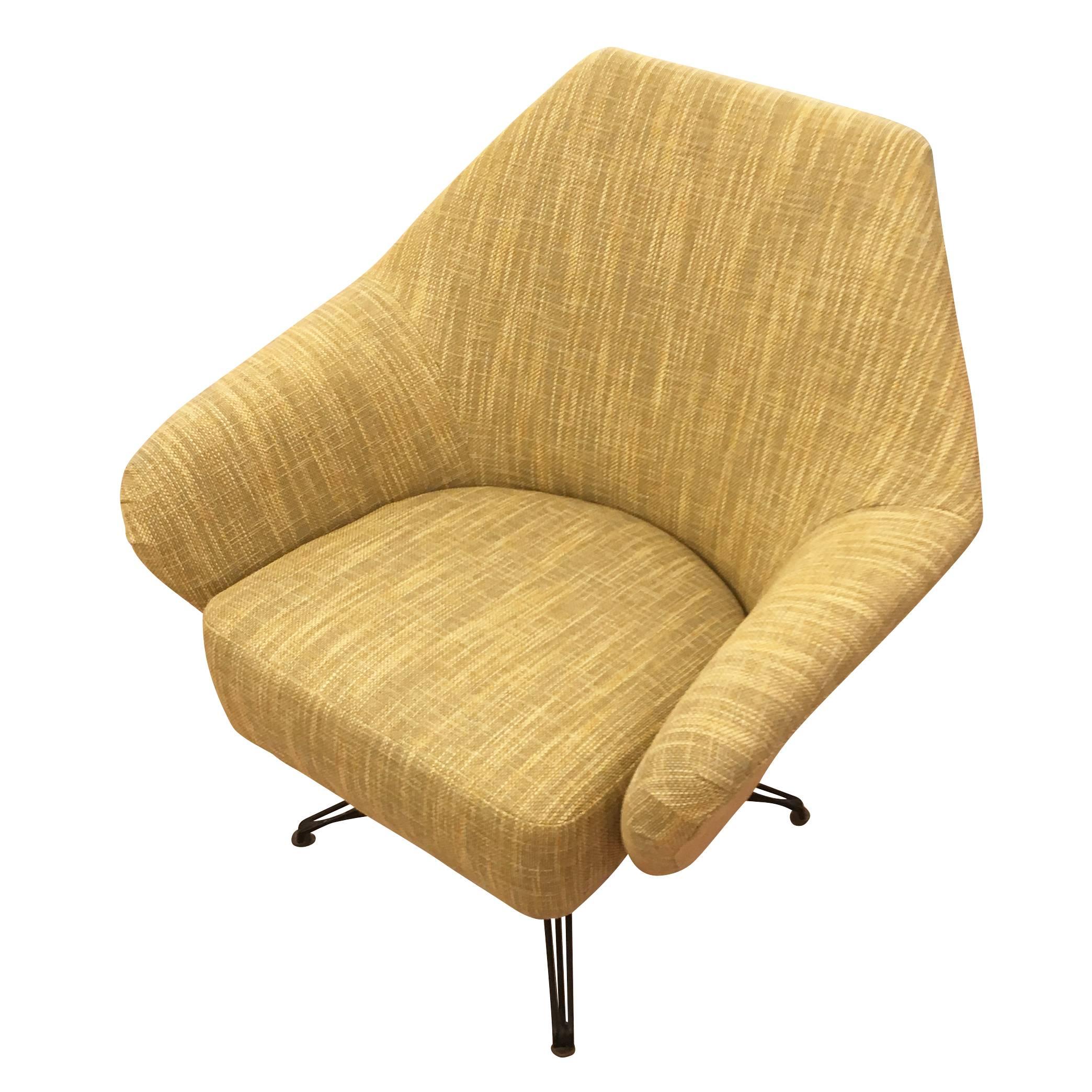 Timeless swivel lounge chair designed by Osvaldo Borsani for Techno in 1956. Has been re-upholstered in a textured mustard colored fabric. The legs are lacquered black. The flexible back makes it very comfortable.

