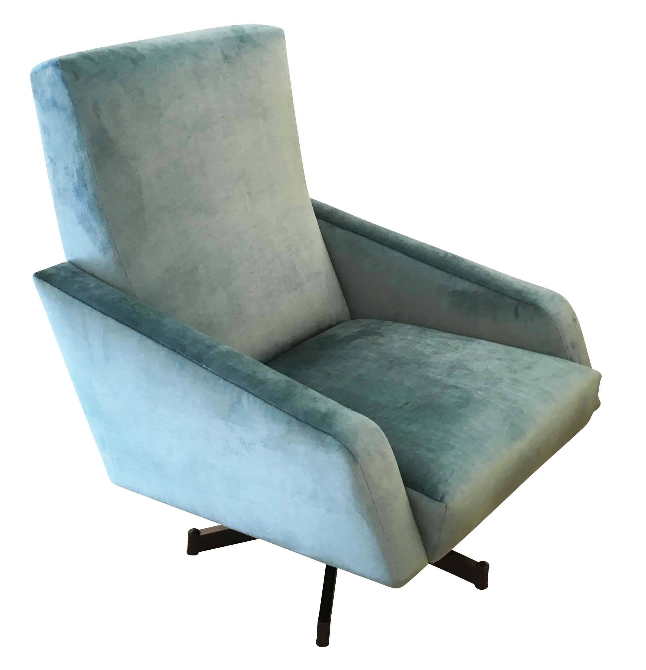 Mid-Century Modern Pair of Italian Mid-Century Swivel Lounge Chairs