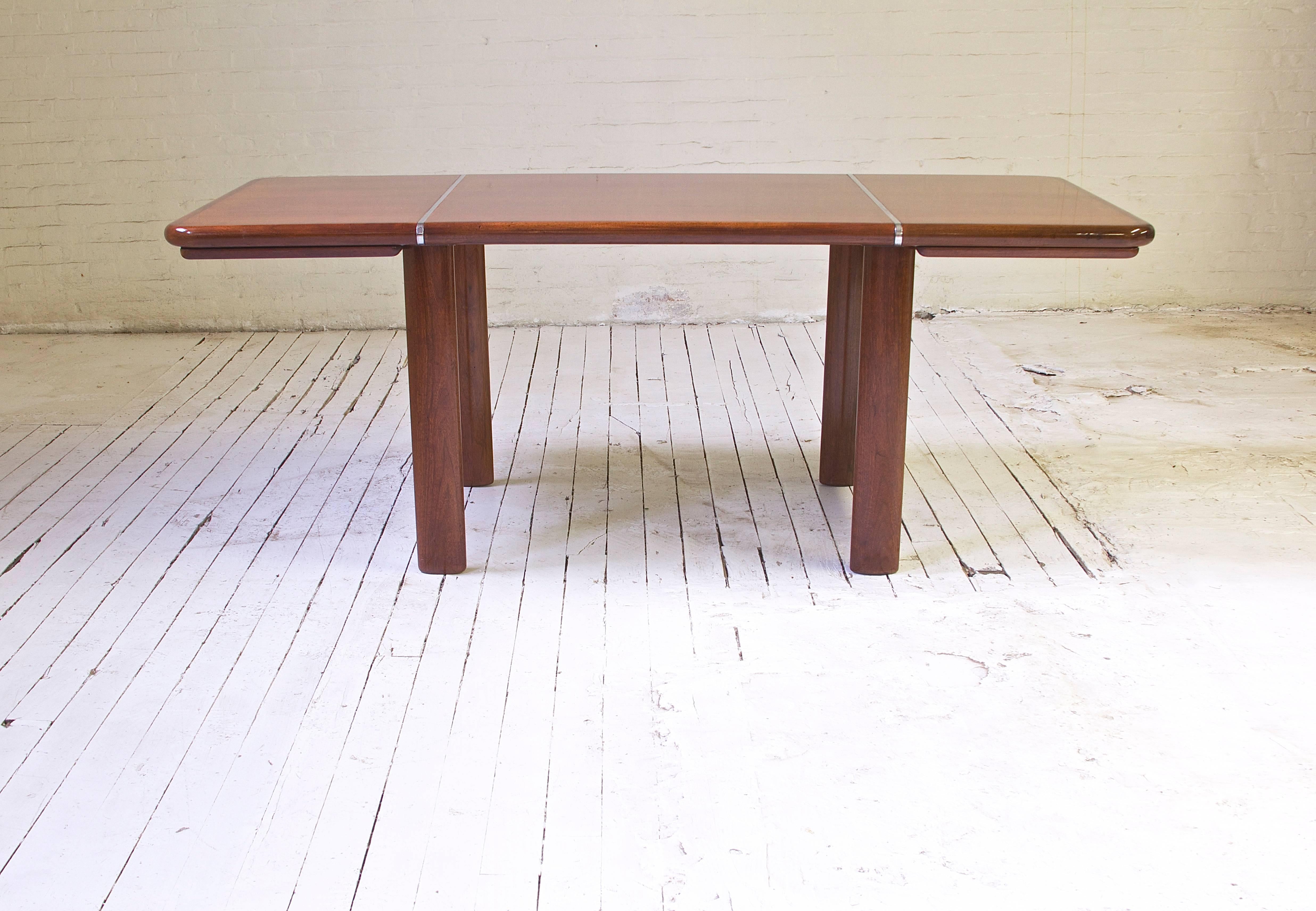 Elegant 1970s Italian writing table or desk by Saporiti with demon table solid Mahogany legs (with levelling leg-risers) and chrome accents. This table features two shallow compartmentalized drawers which can also be easily removed to allow for use