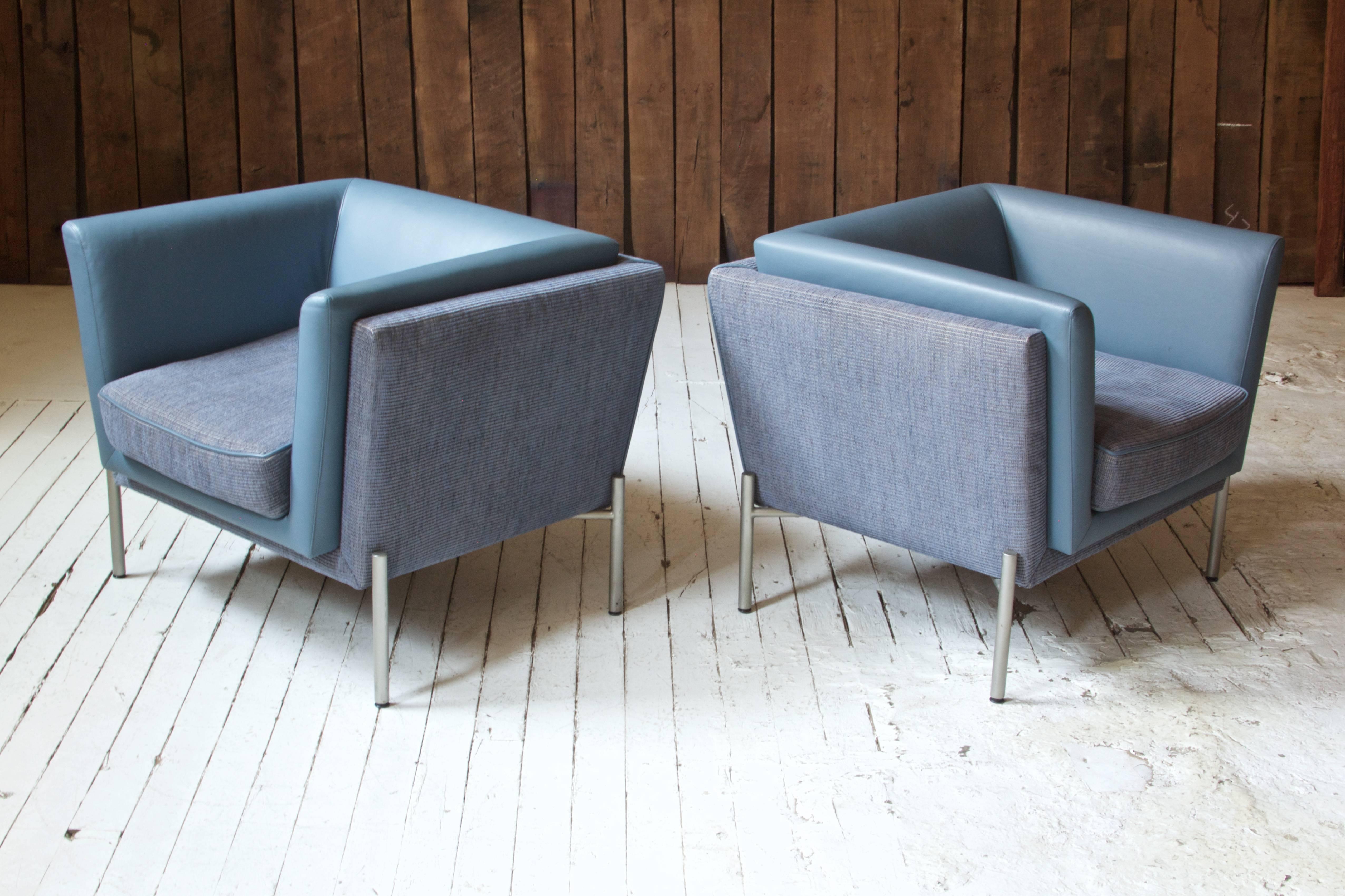 Modern Pair of Two-Tone Grey Wool and Blue Leather 'LAP' Club Chairs by Brueton, 1980