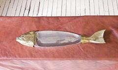 Centre de table italien en aluminium coulé et laiton représentant des poissons, années 1970