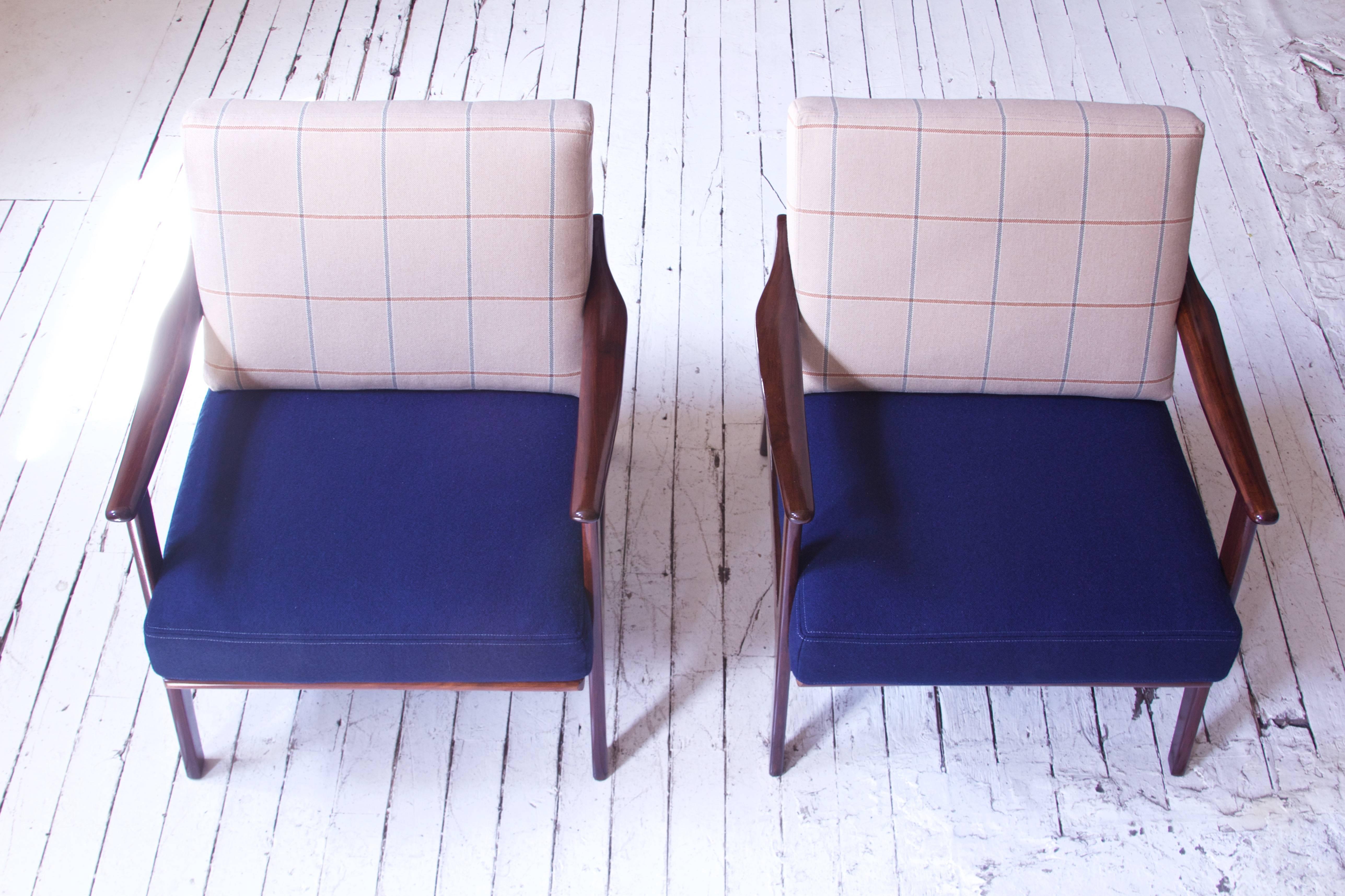 Pair of Vintage Fredrik A. Kayser Teak and Wool Lounge Chairs, Norway, 1950s In Excellent Condition In Brooklyn, NY