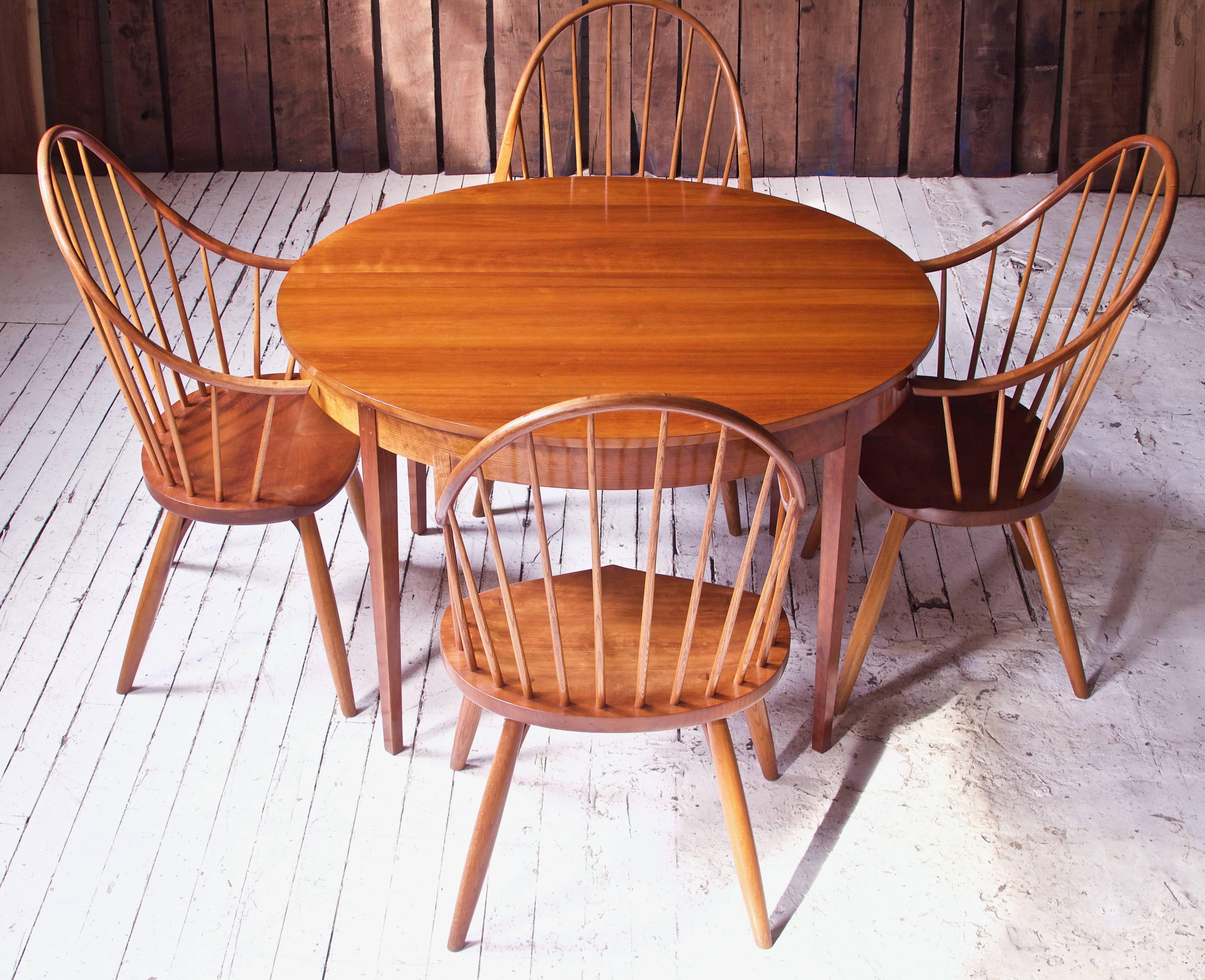 Gorgeous dining set comprised of one table with additional leaf and four armchairs; handmade by Thomas Moser Cabinetmakers 1985-86. Purchased directly from the estate of the original owner, this set has been lovingly conditioned and refinished. The