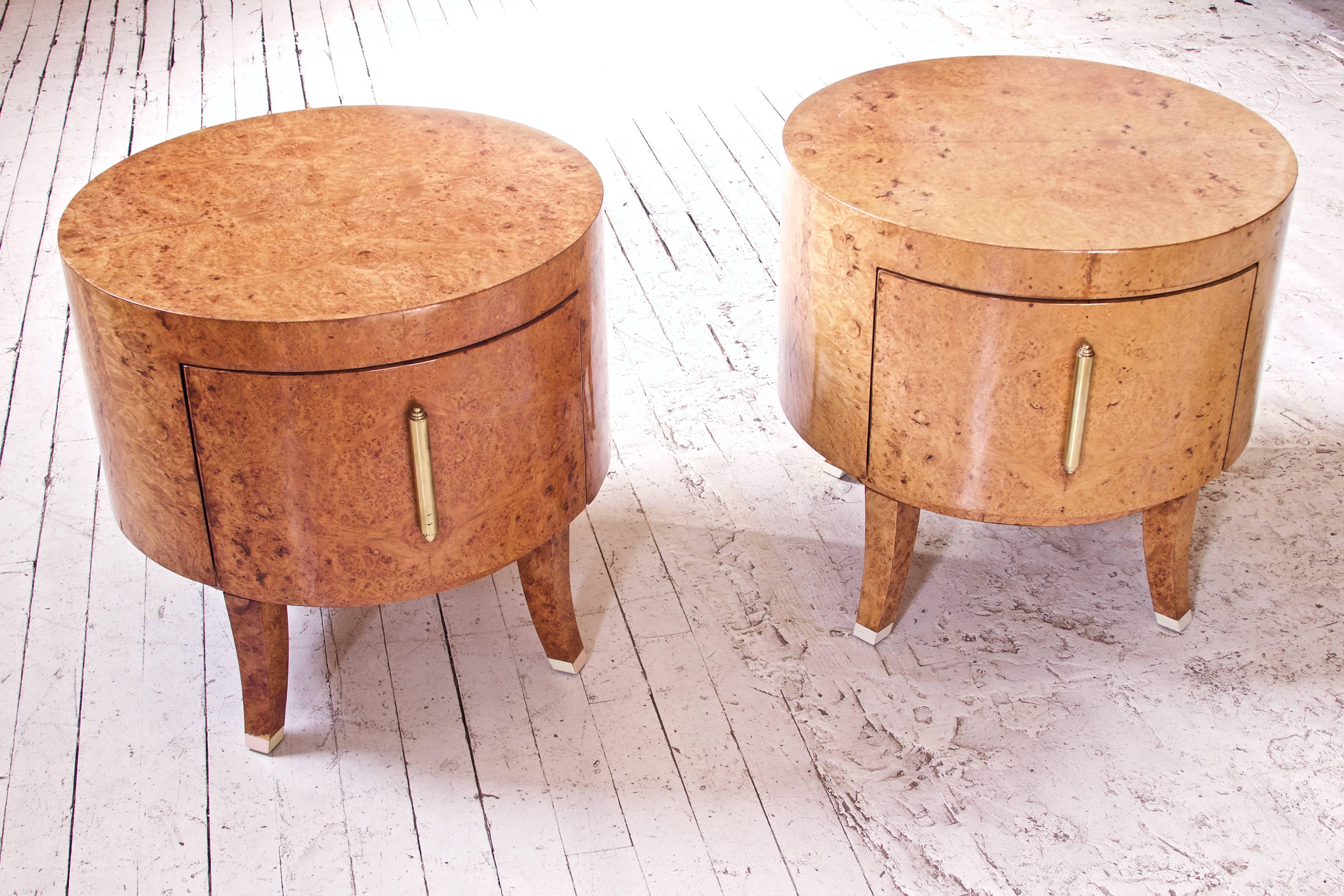 A well-made pair of custom-made vintage end tables or nightstands in the Biedermeier style of the 19th century. These elegant pieces feature richly figured diamond-matched birch burl veneer, white accents at the feet of the splayed saber legs, and