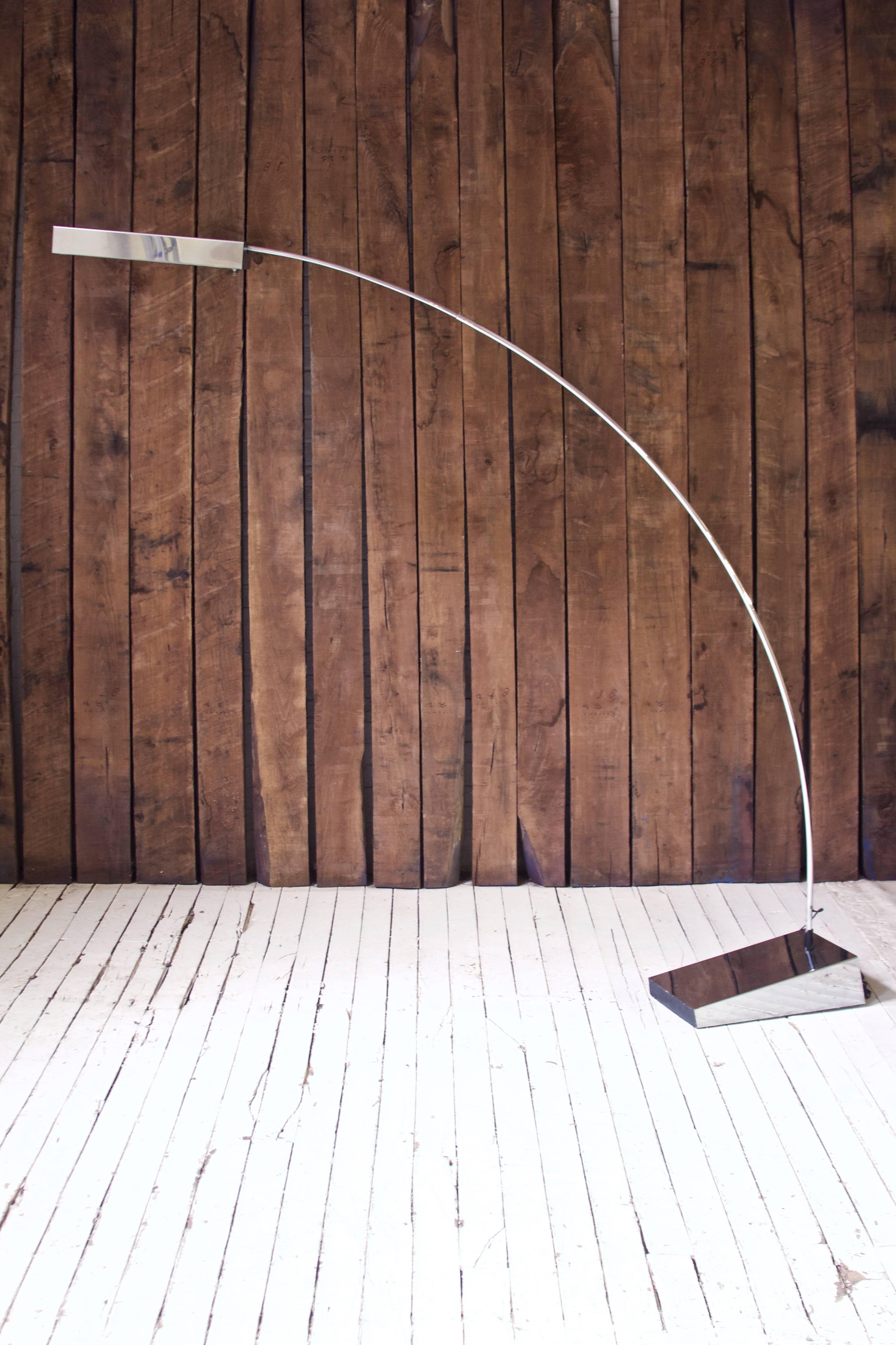 This vintage signed Arc floor lamp by Robert Sonneman is a great example of the timeless style of one of the most prolific and influential creators of 20th century lighting design. This particular piece features a telescopic arm which mounts to the