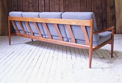 Canapé quatre places vintage Grete Jalk Fd-118 en teck et laine grise:: années 1960