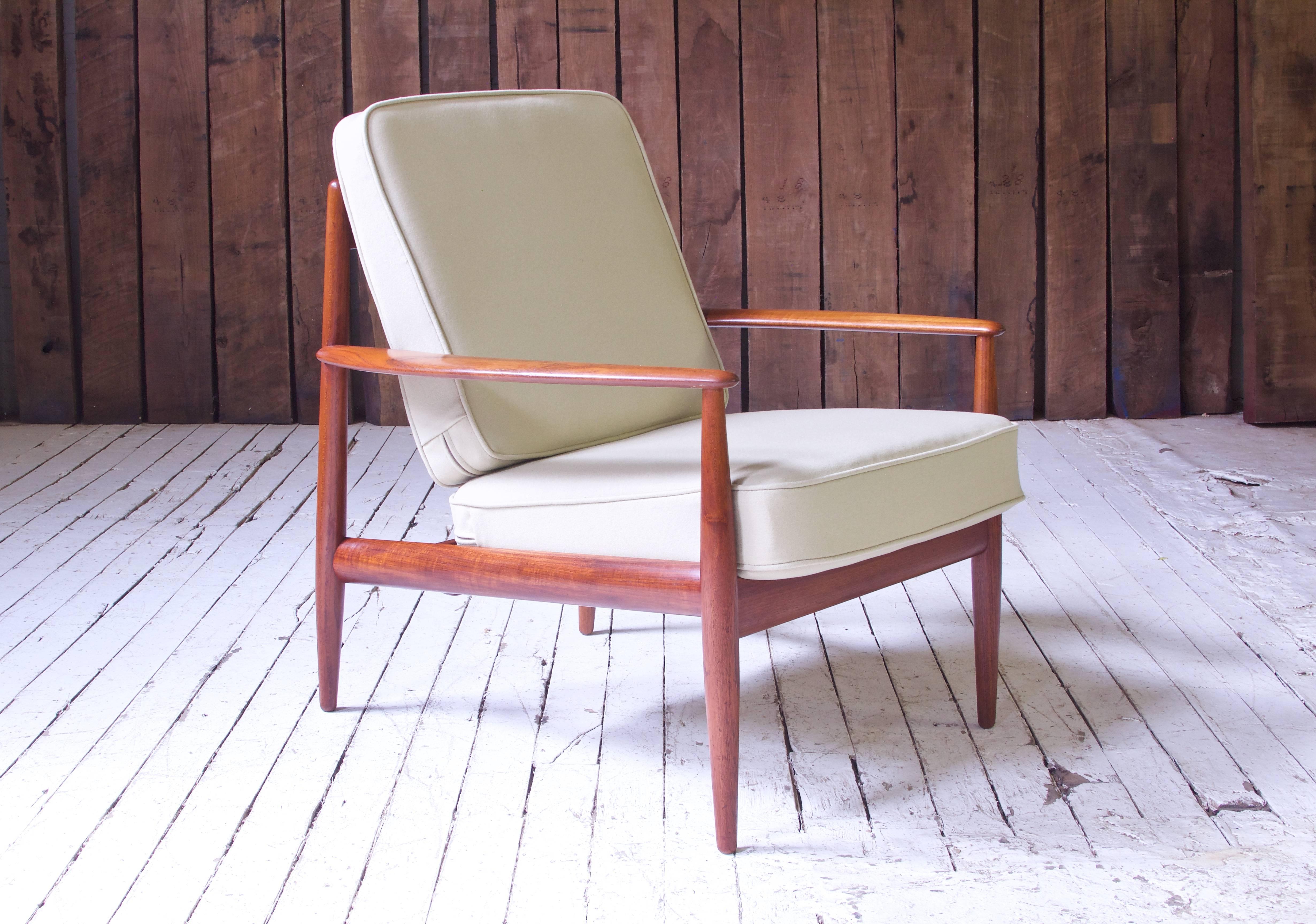 A lovely example of Grete Jalk's compact FD-118 easy chair in Teak and beige wool, manufactured by France and Son, c1960. The stock-selection on this particular frame is outstanding, featuring gorgeously figured fiddleback sections and dense, old