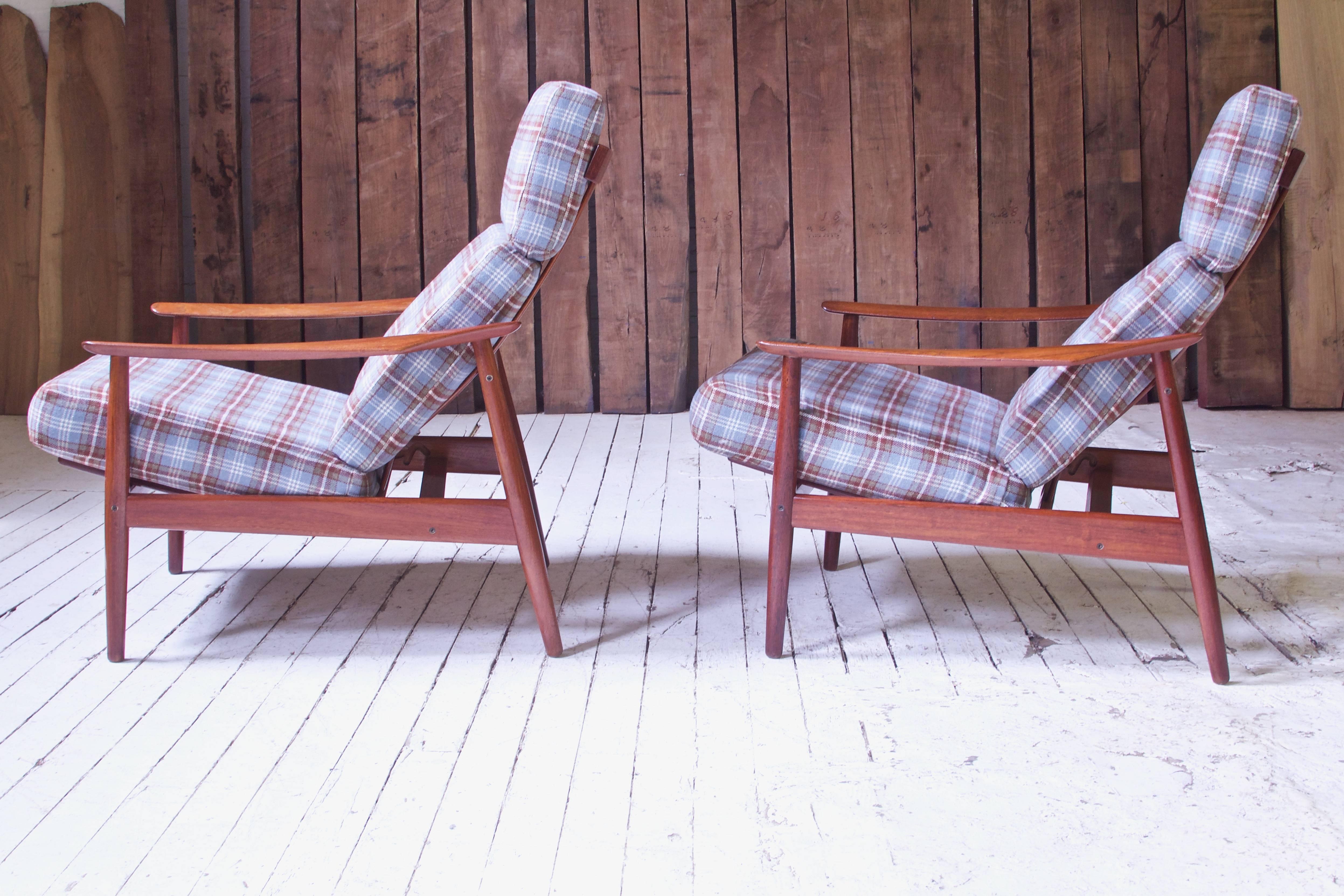 Scandinavian Modern Pair of Arne Vodder FD-164 Reclining Lounge Chairs in Teak and Plaid Wool