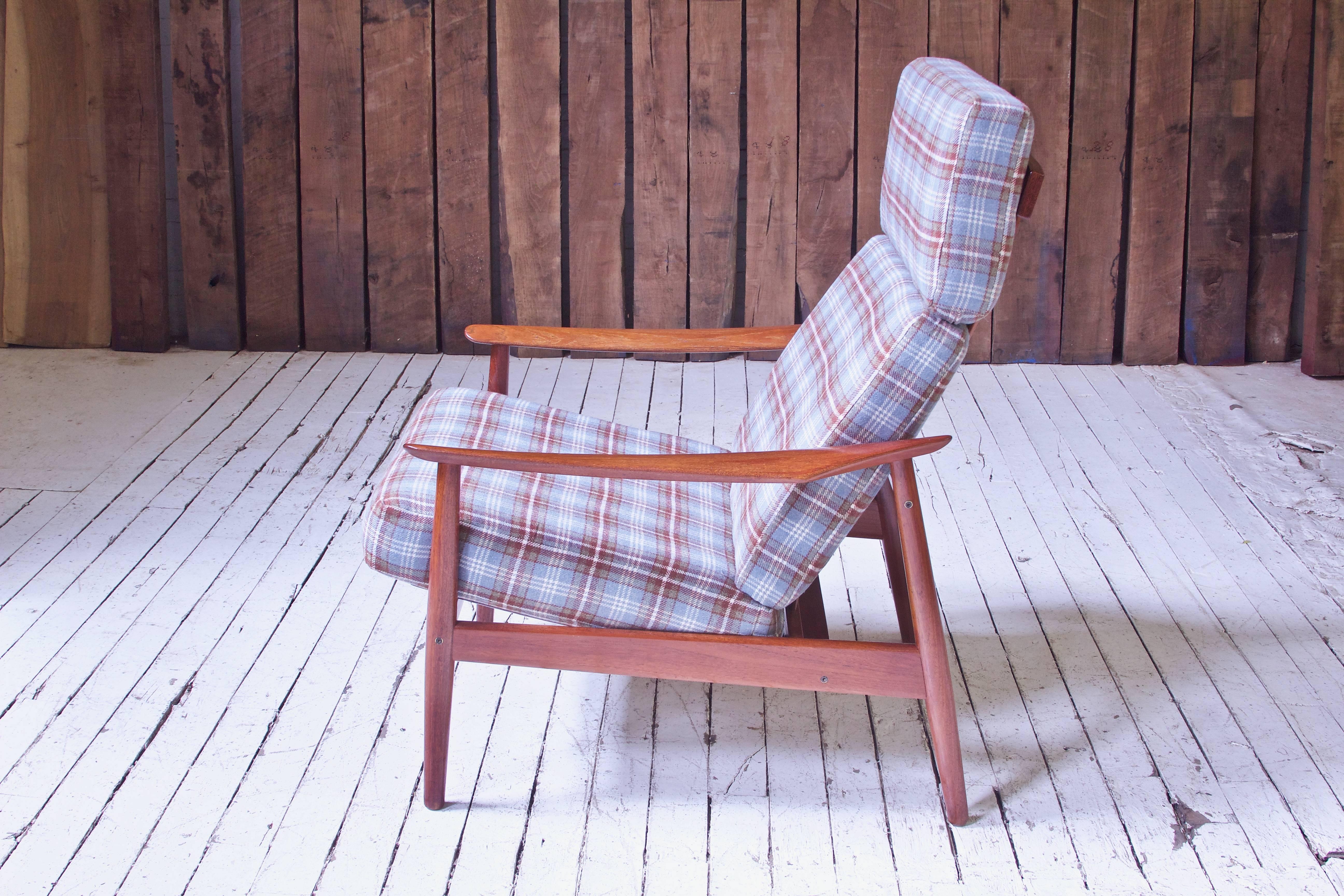 Polished Pair of Arne Vodder FD-164 Reclining Lounge Chairs in Teak and Plaid Wool