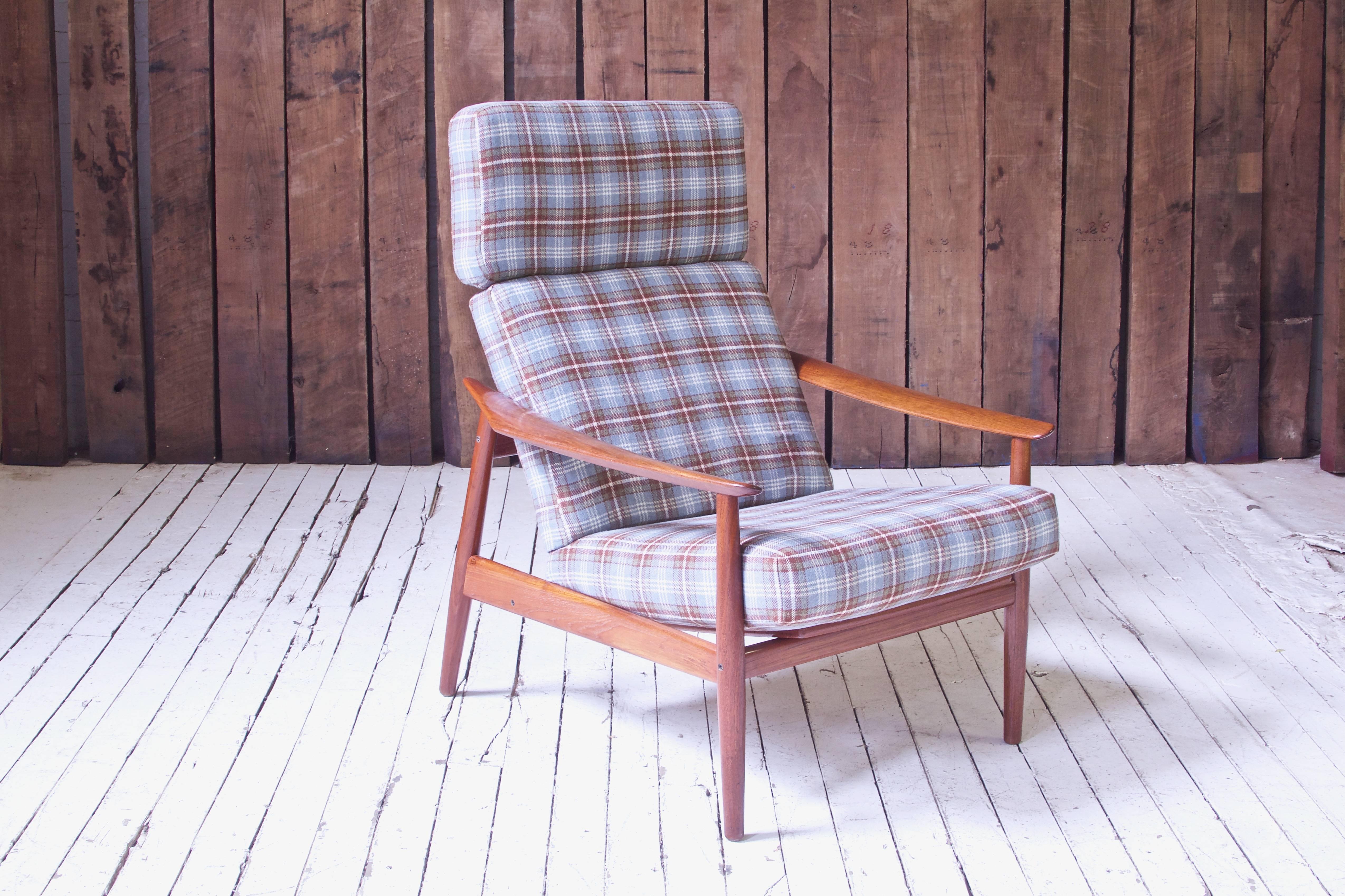 Pair of Arne Vodder FD-164 Reclining Lounge Chairs in Teak and Plaid Wool In Excellent Condition In Brooklyn, NY