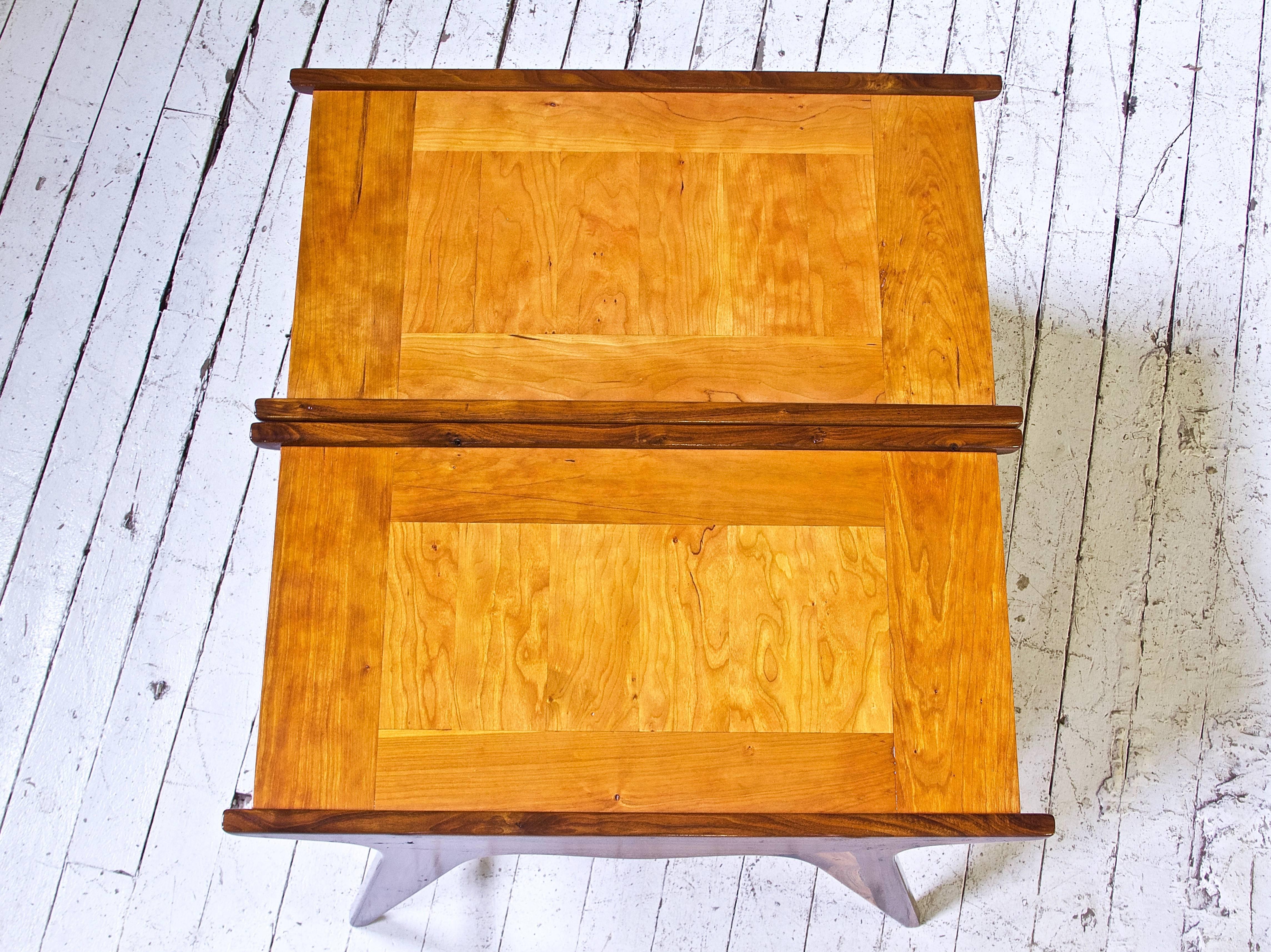 Pair of 'Tavolinetto' End Tables by Angelo Montaperto in Walnut and Cherry, 2017 In Excellent Condition For Sale In Brooklyn, NY