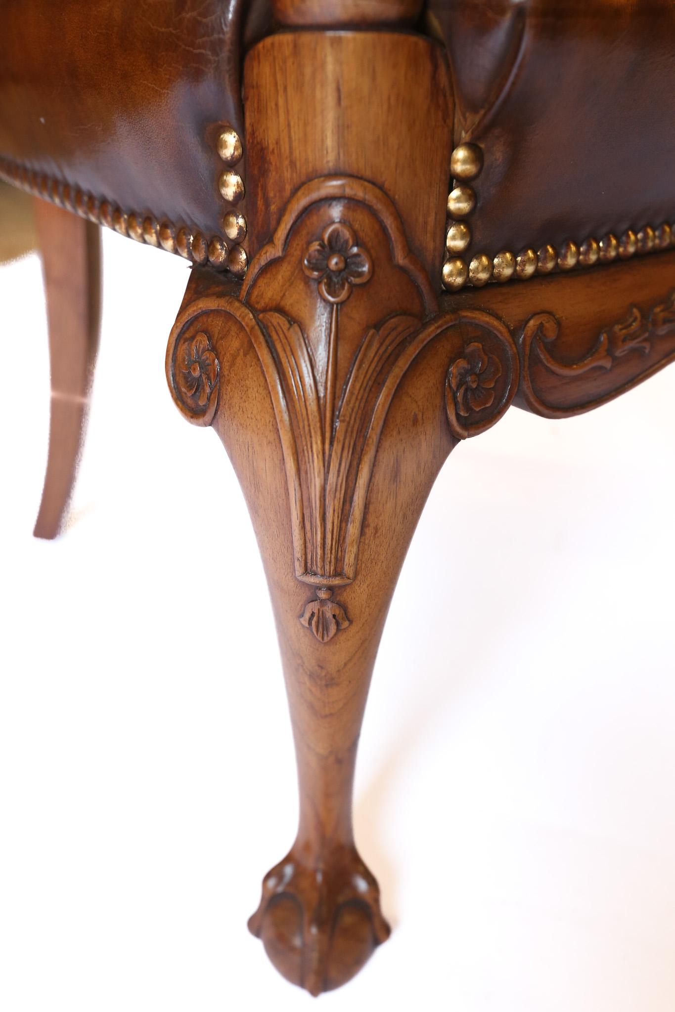 Paire de chaises en forme de baignoire en noyer et en bergère sculptée Bon état - En vente à Dereham, GB