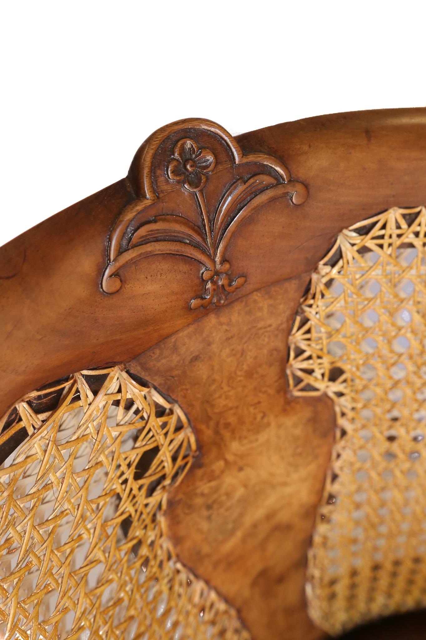 Canne Paire de chaises en forme de baignoire en noyer et en bergère sculptée en vente