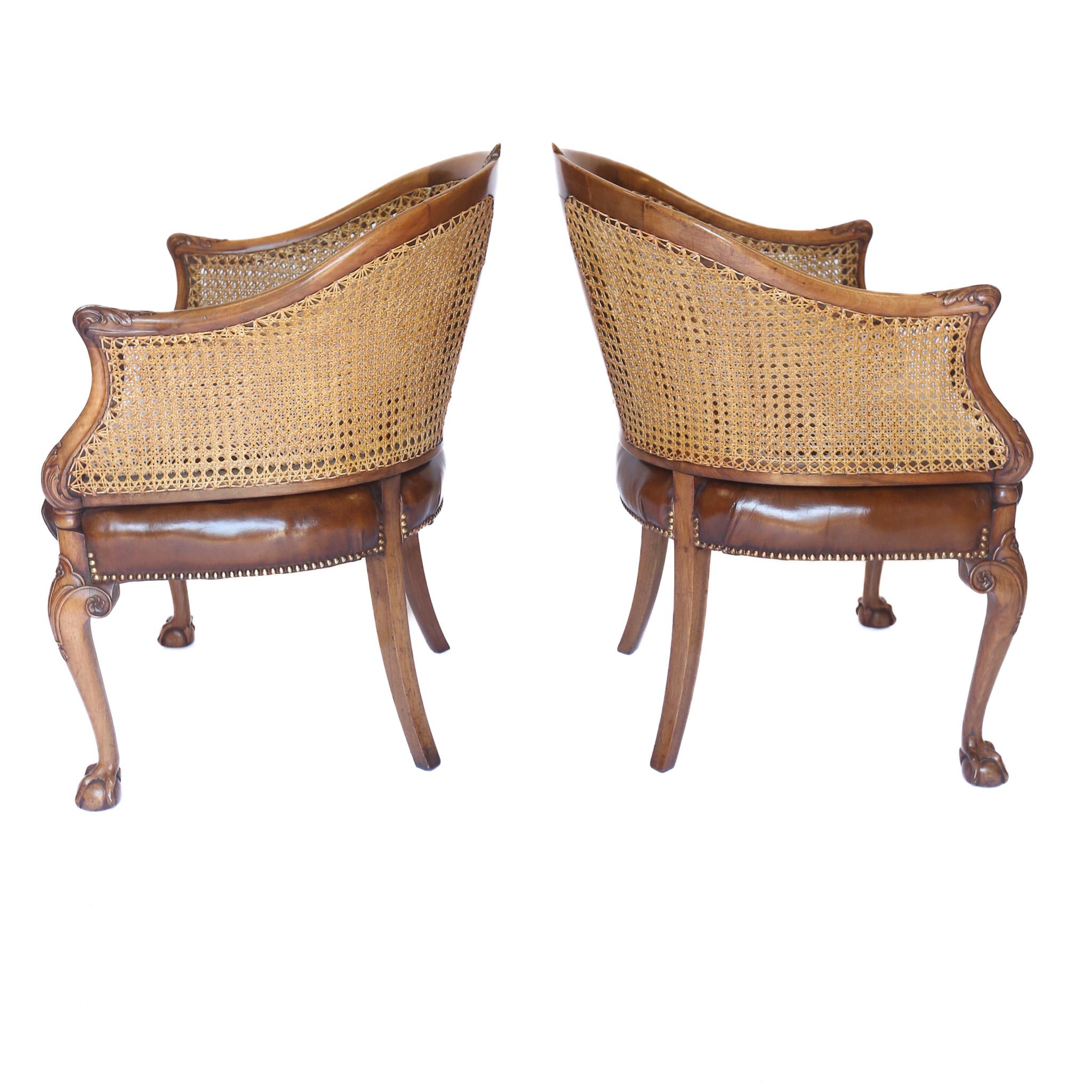 Britannique Paire de chaises en forme de baignoire en noyer et en bergère sculptée en vente