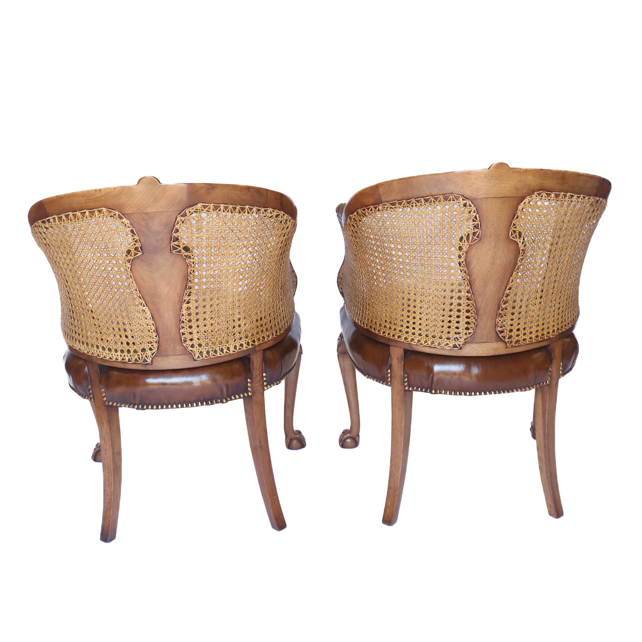 Georgien Paire de chaises en forme de baignoire en noyer et en bergère sculptée en vente