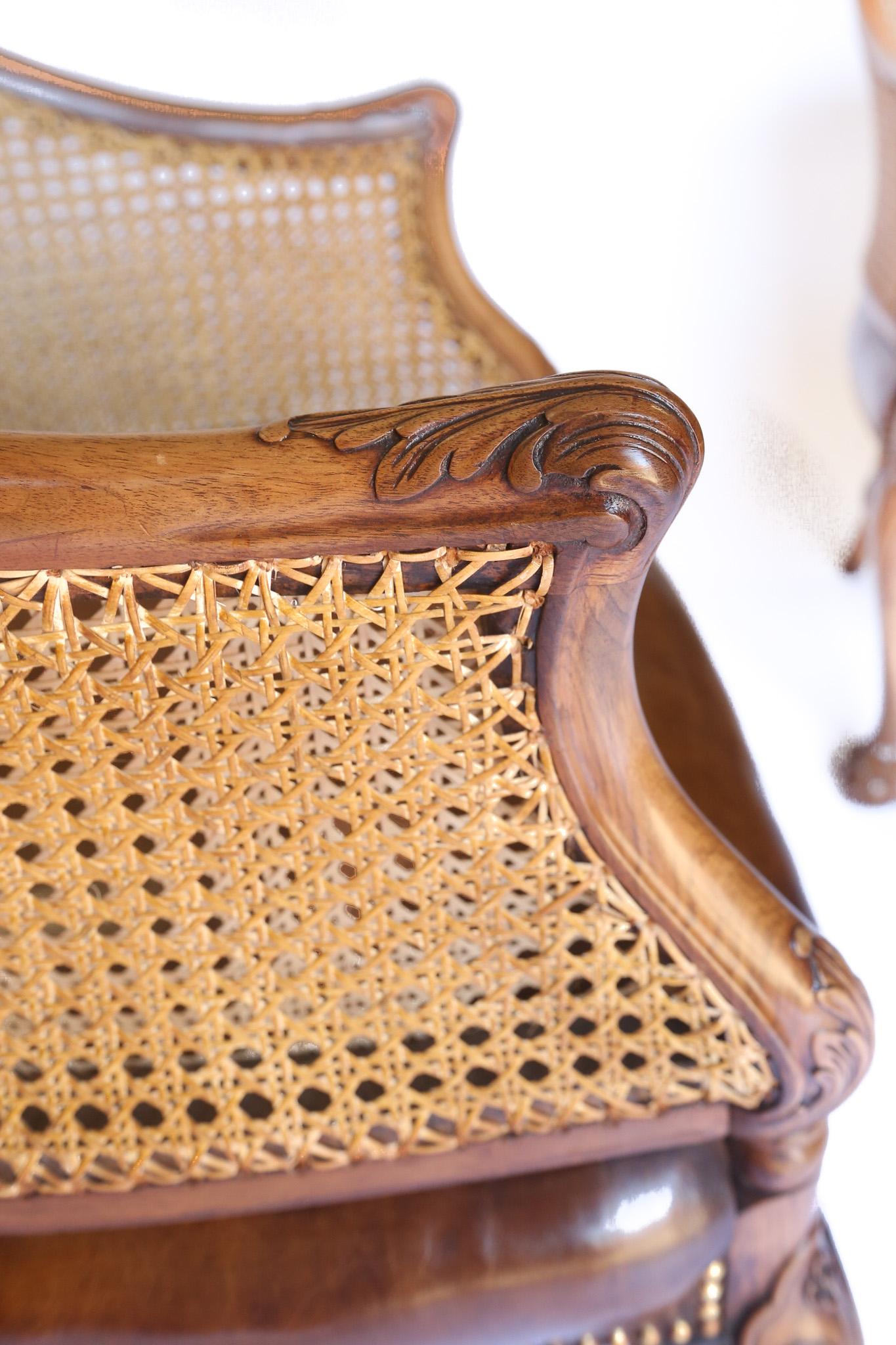 Début du 20ème siècle Paire de chaises en forme de baignoire en noyer et en bergère sculptée en vente