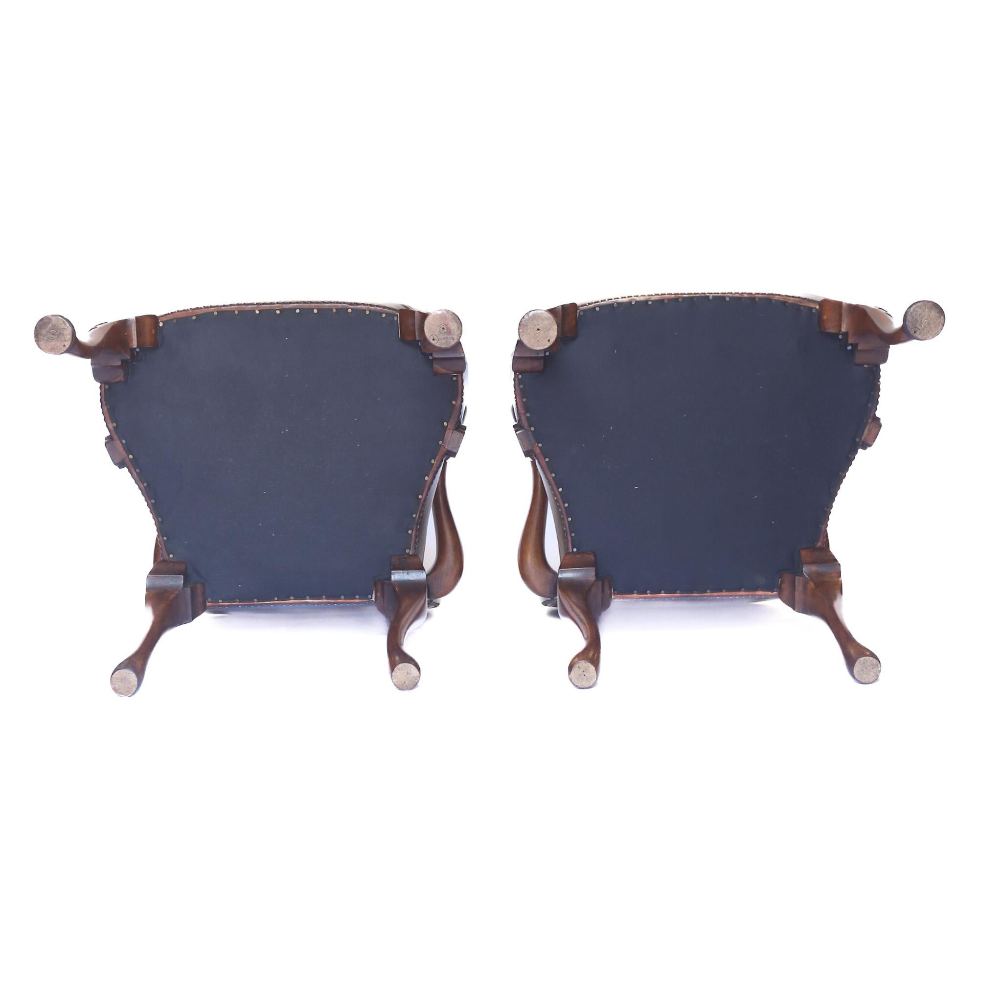 Poli Paire de chaises coudées ouvertes en noyer et cuir de style néo-géorgien en vente